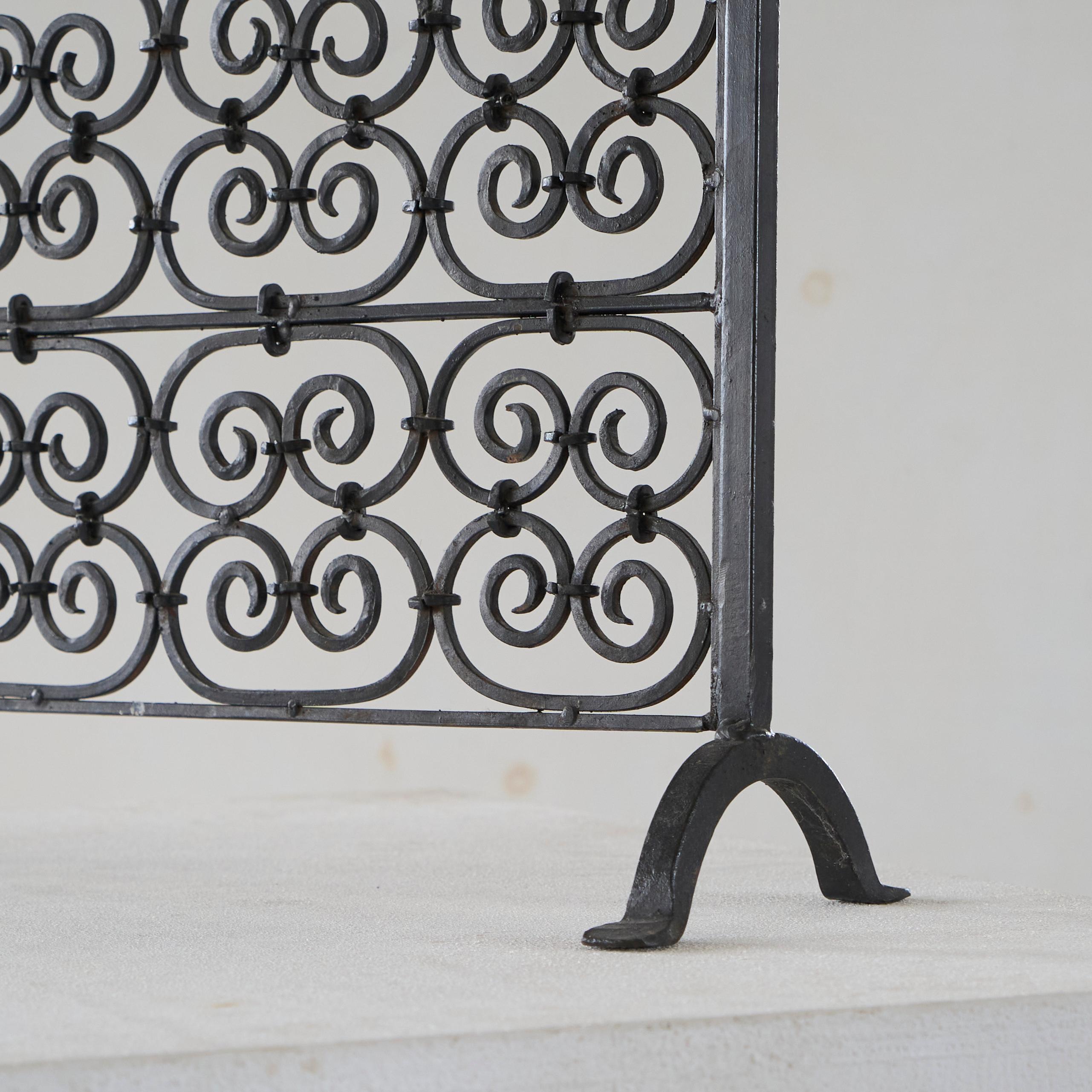 Majestic Antique Fire Screen in Wrought Iron Late 19th Century en vente 1