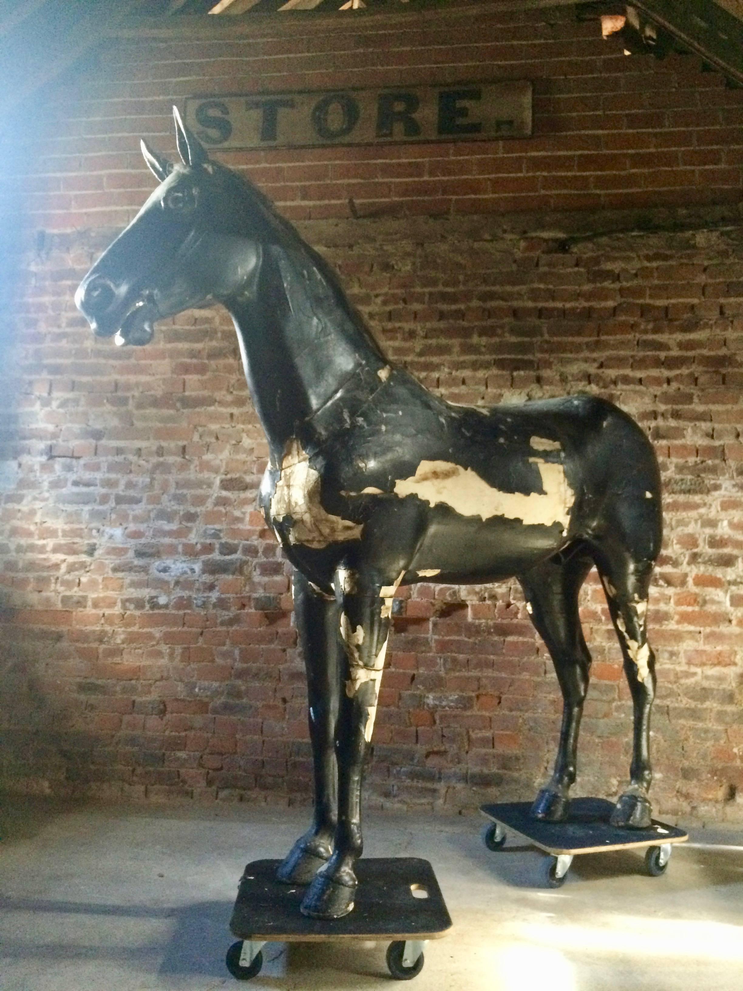 Fin du XIXe siècle Majestueux étalage de magasin de chevaux grandeur nature équestre 19ème siècle très grand