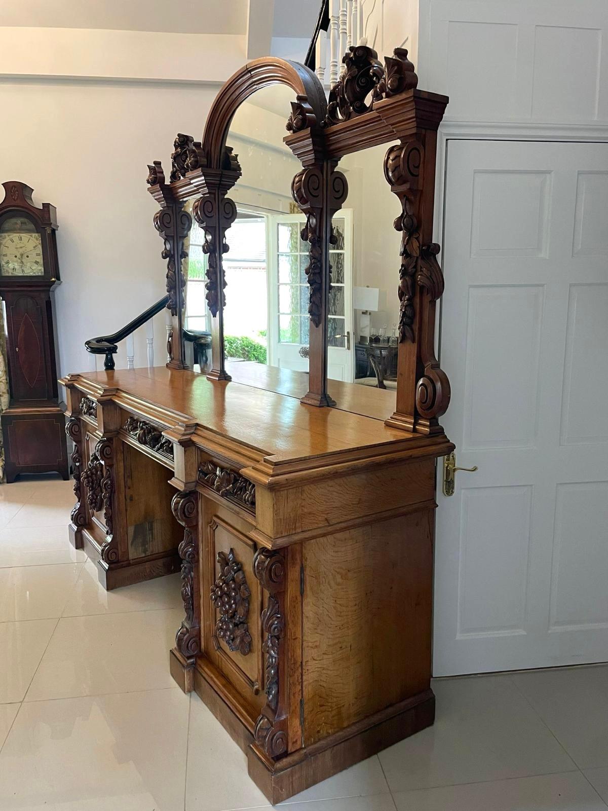 Majestuoso Aparador Victoriano Antiguo de Roble Tallado con Respaldo de Espejo en venta 6