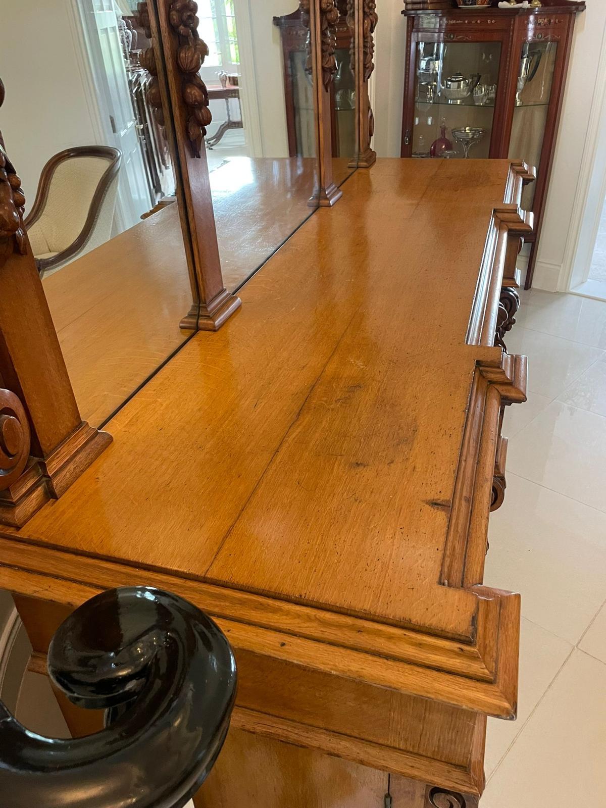 Majestuoso Aparador Victoriano Antiguo de Roble Tallado con Respaldo de Espejo en venta 7