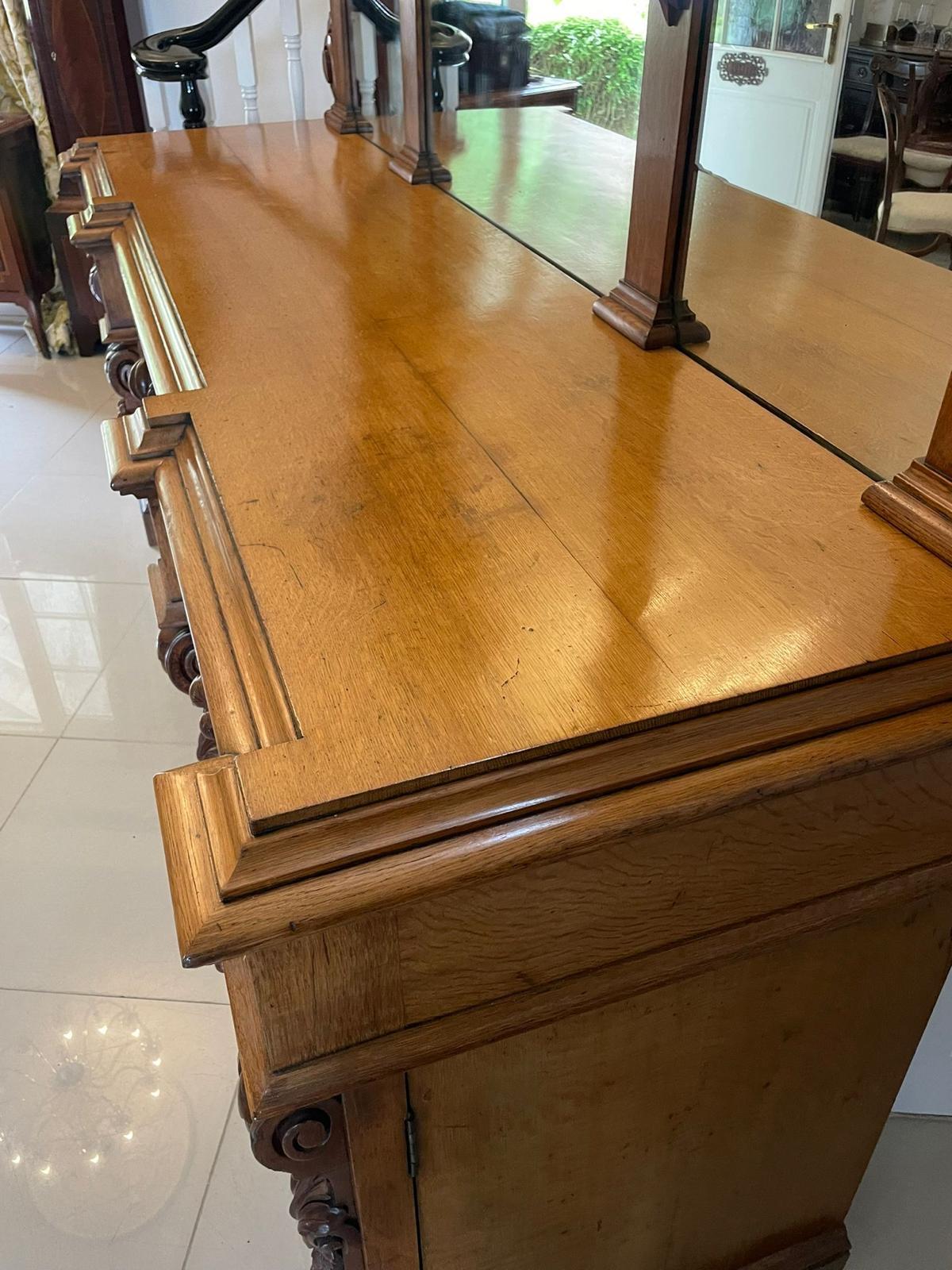 Majestuoso Aparador Victoriano Antiguo de Roble Tallado con Respaldo de Espejo en venta 8