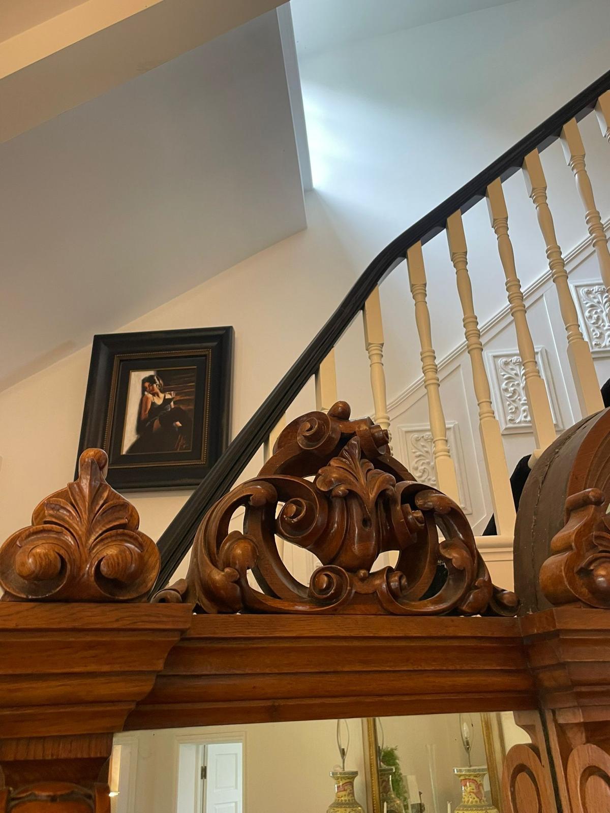 Majestuoso Aparador Victoriano Antiguo de Roble Tallado con Respaldo de Espejo en venta 9