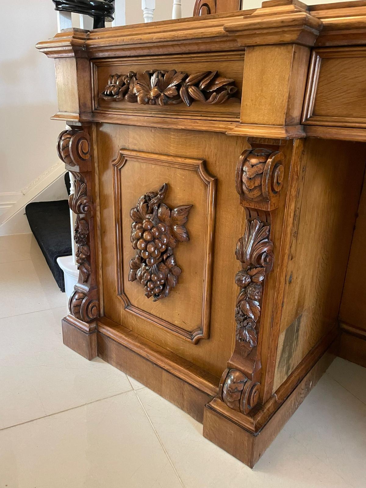 Majestuoso Aparador Victoriano Antiguo de Roble Tallado con Respaldo de Espejo en venta 11