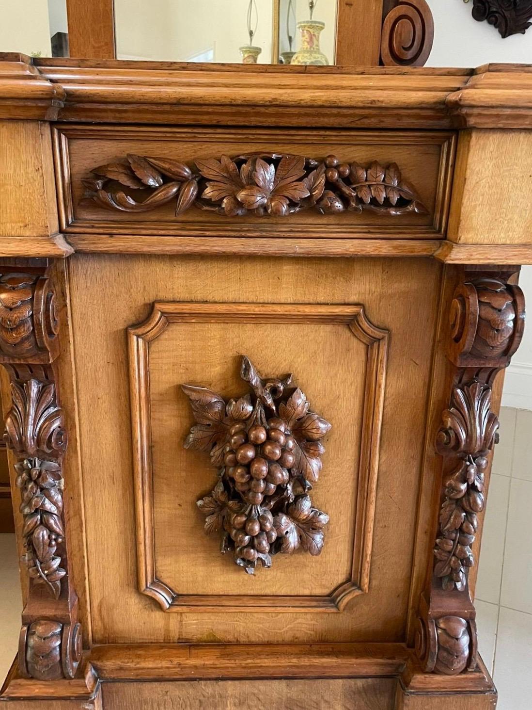 Majestuoso Aparador Victoriano Antiguo de Roble Tallado con Respaldo de Espejo en venta 13