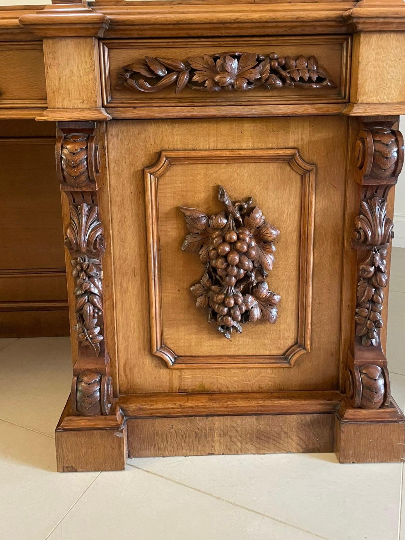 Majestuoso Aparador Victoriano Antiguo de Roble Tallado con Respaldo de Espejo en venta 14