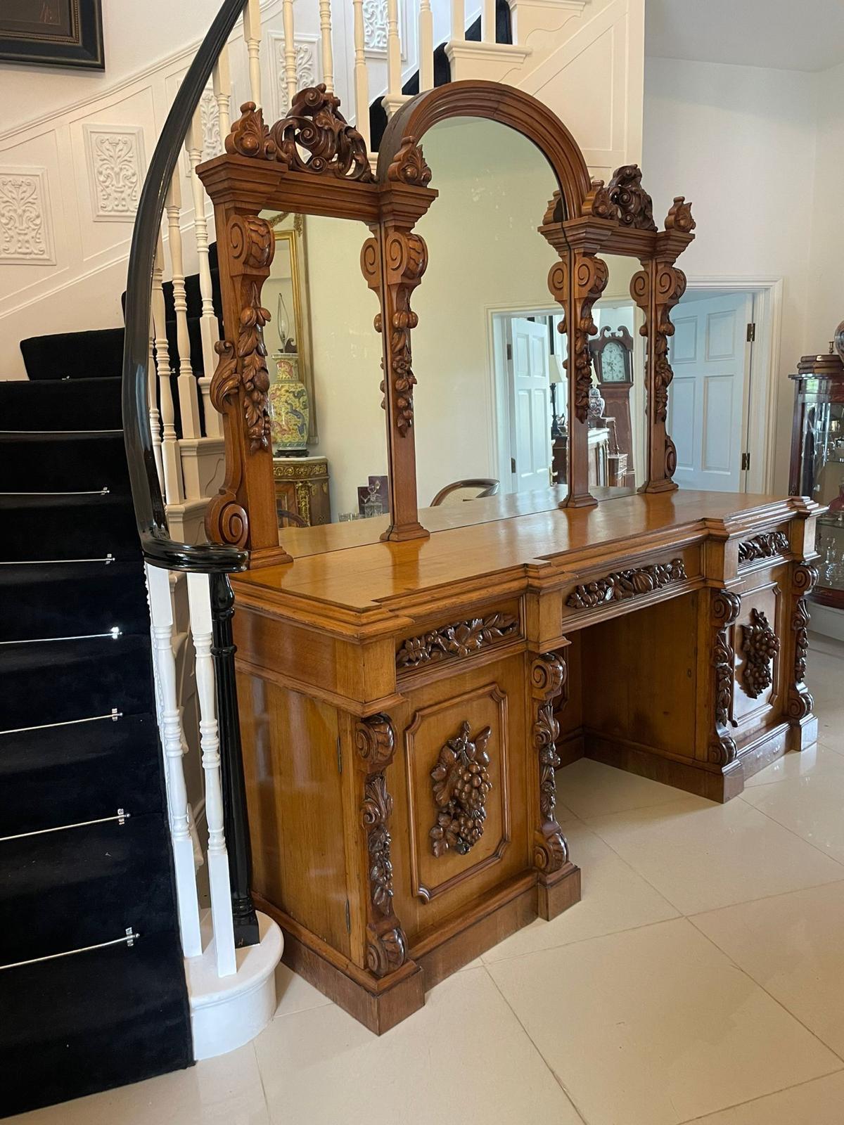 Majestuoso Aparador Victoriano Antiguo de Roble Tallado con Respaldo de Espejo Inglés en venta