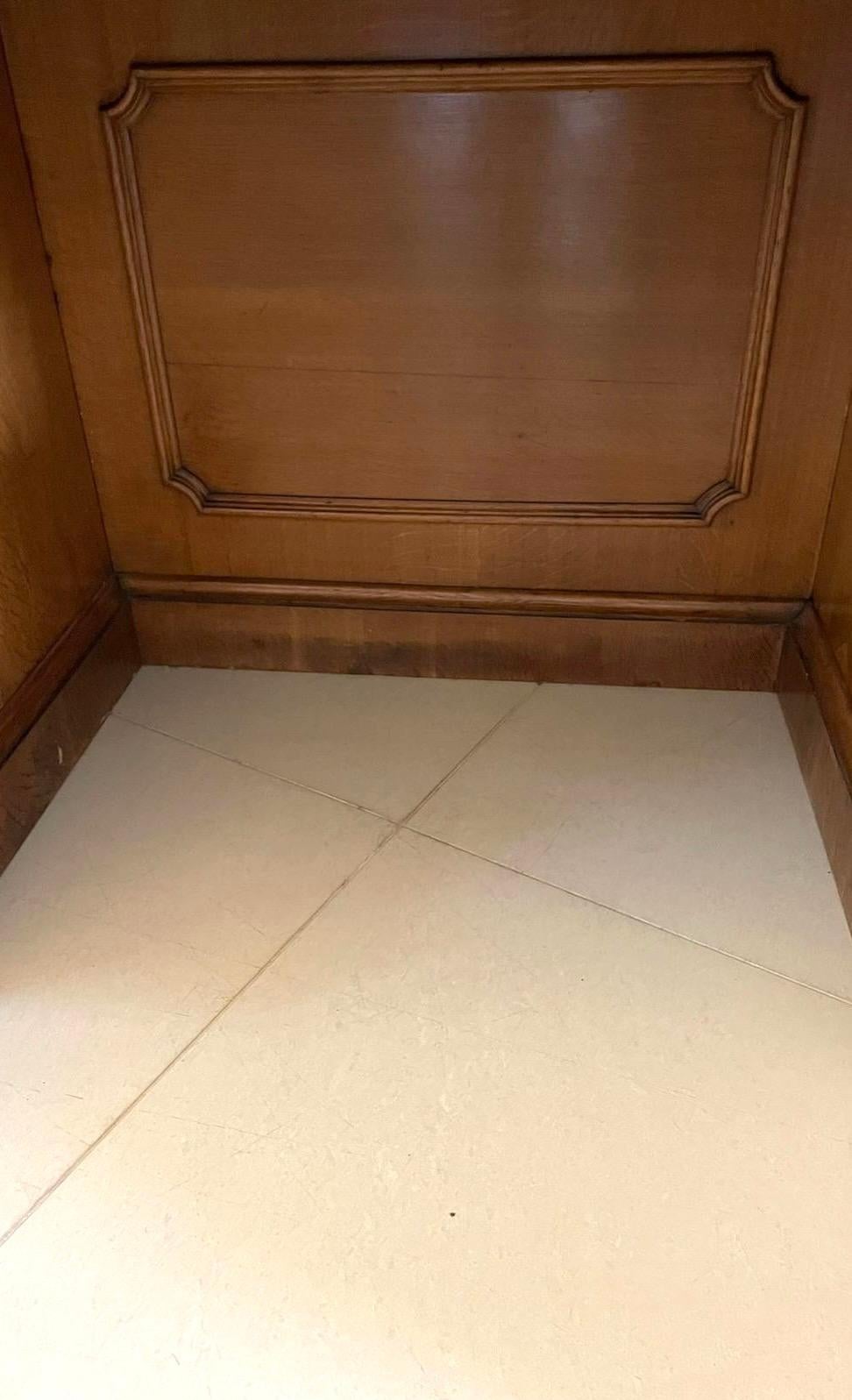 Majestuoso Aparador Victoriano Antiguo de Roble Tallado con Respaldo de Espejo siglo XIX en venta