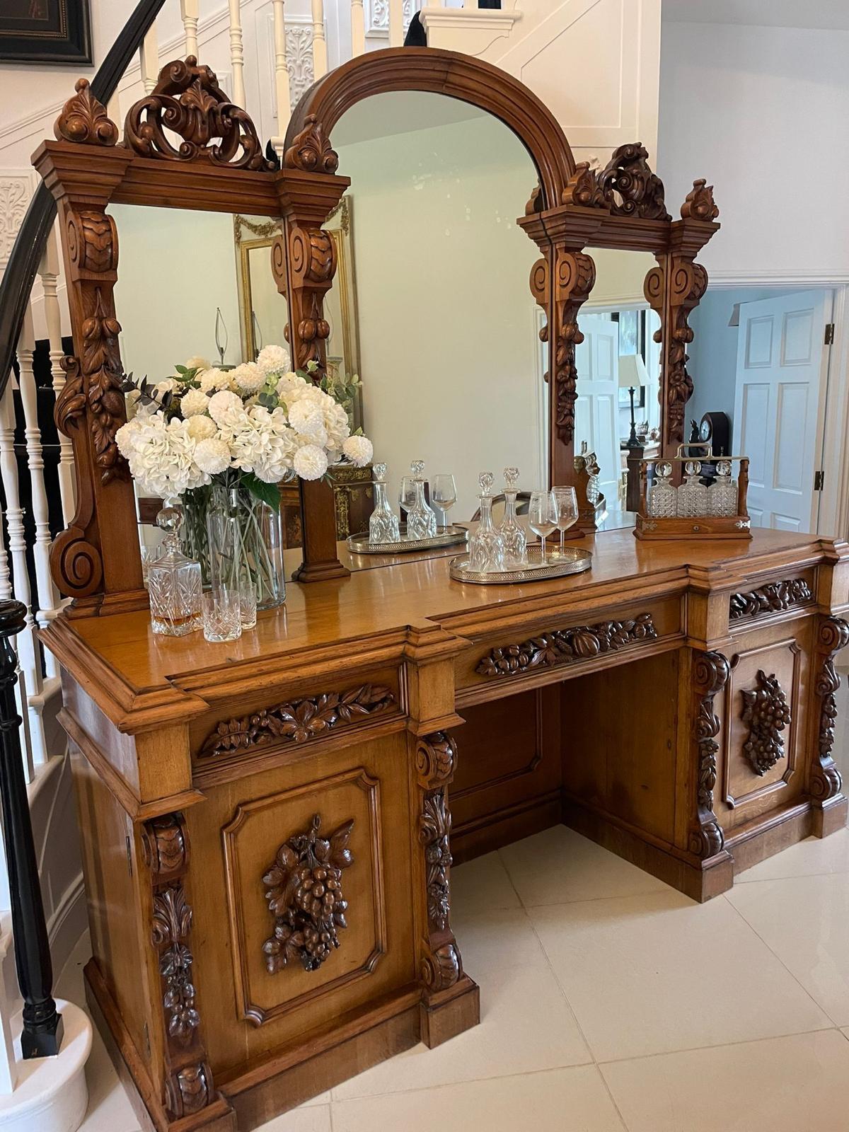 Majestuoso Aparador Victoriano Antiguo de Roble Tallado con Respaldo de Espejo en venta 1