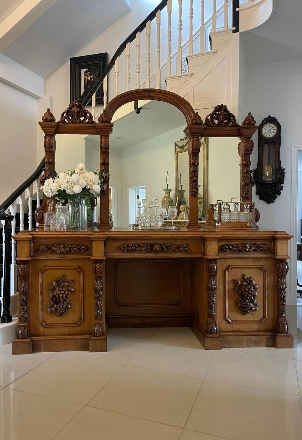 Majestuoso Aparador Victoriano Antiguo de Roble Tallado con Respaldo de Espejo en venta 2