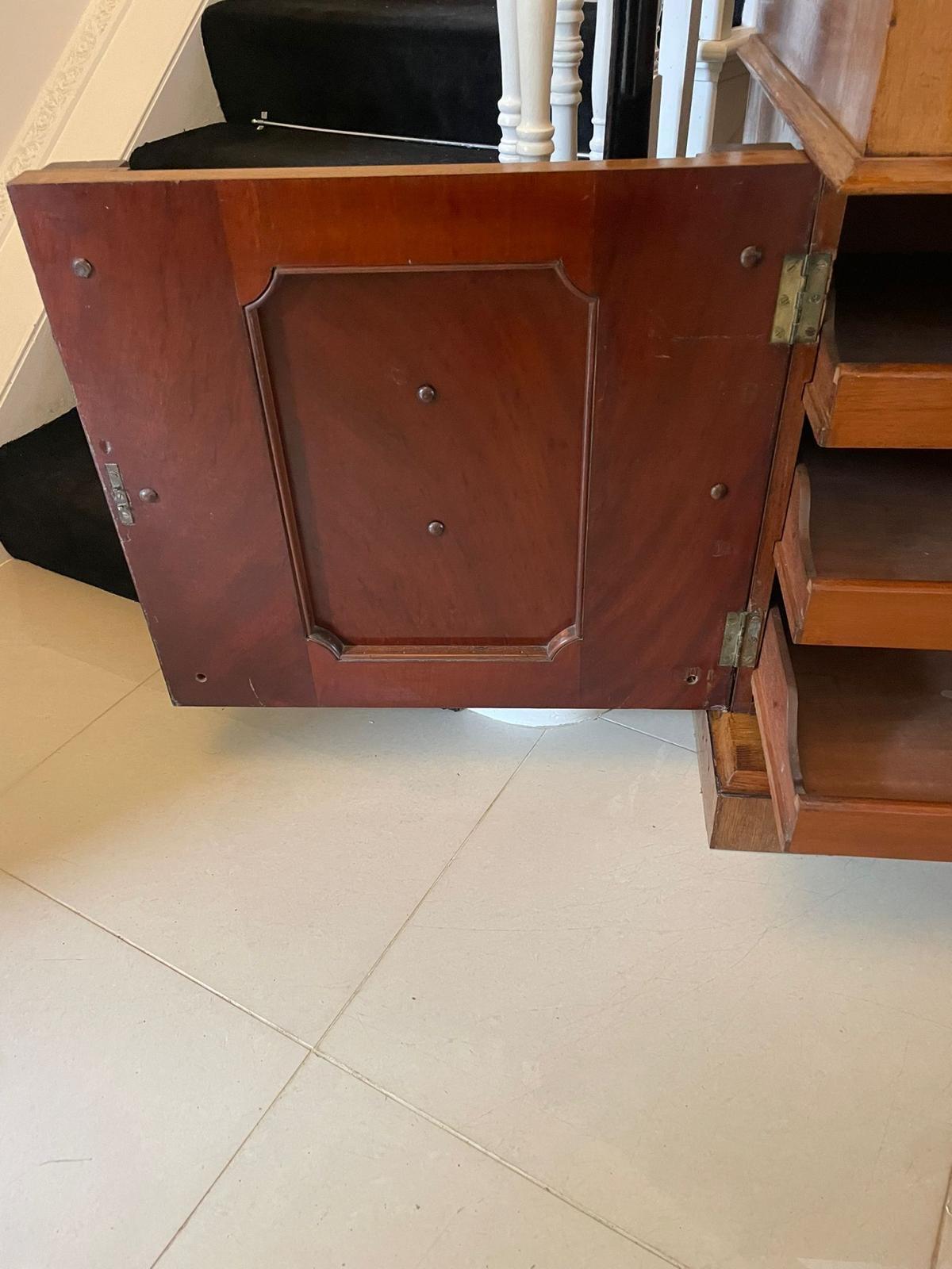 Majestuoso Aparador Victoriano Antiguo de Roble Tallado con Respaldo de Espejo en venta 4