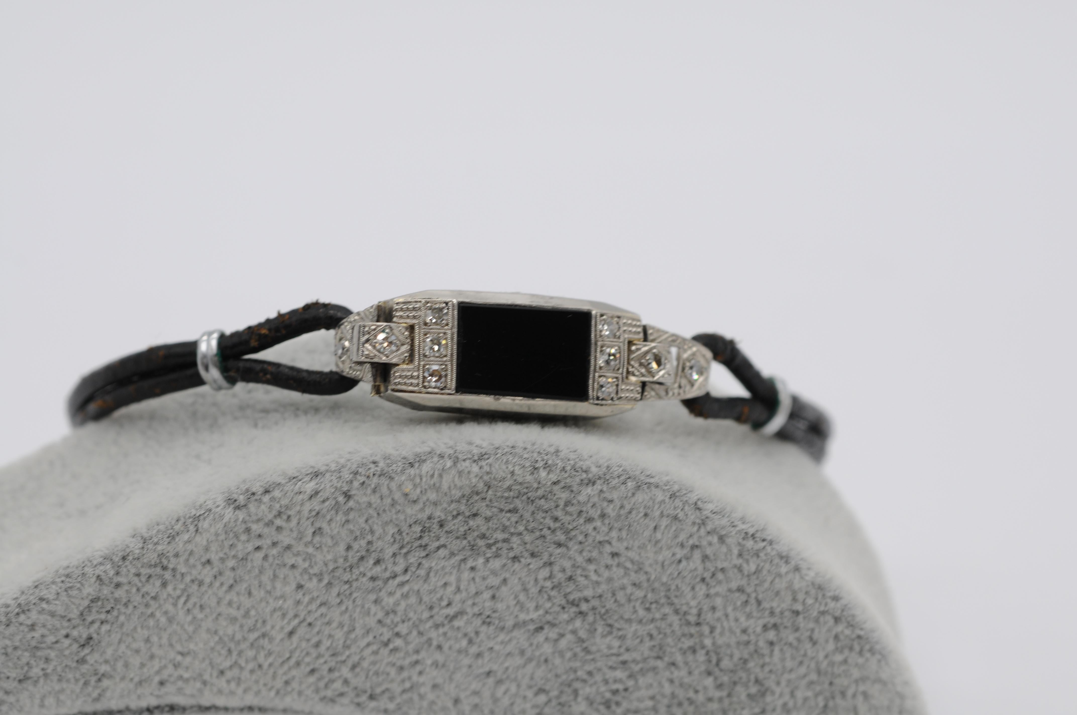 Voici un bracelet Art déco d'une beauté à couper le souffle, une pièce qui incarne l'élégance et la grandeur d'une époque révolue. Ce bracelet exquis, qui était à l'origine une pièce d'horlogerie, a été méticuleusement réimaginé et transformé. Le