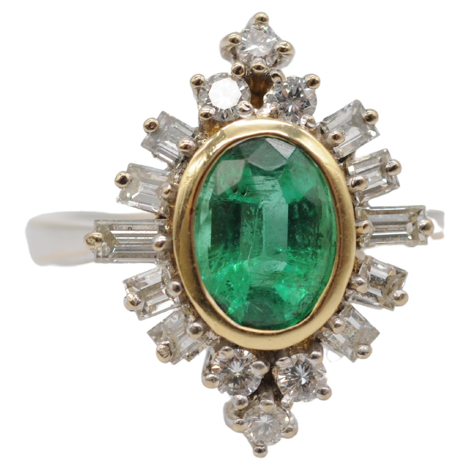 majestic art deco Colombian emerald 1.25ct ring in 18k gold  In Good Condition For Sale In Berlin, BE