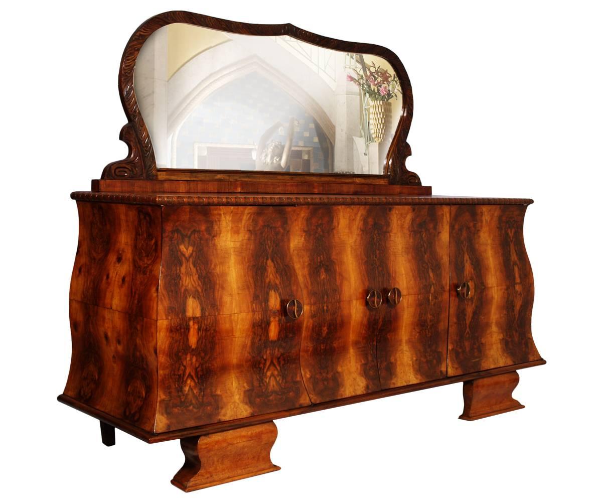 Ils peuvent être vendus séparément
meubles de chambre Art Déco majestueux des années 1930 en ronce de noyer attribués à l'Atelier Gaetano Borsani, Varedo, polis à la cire.
Deux buffets en forme de tulipe avec miroirs biseautés et cadre en noyer