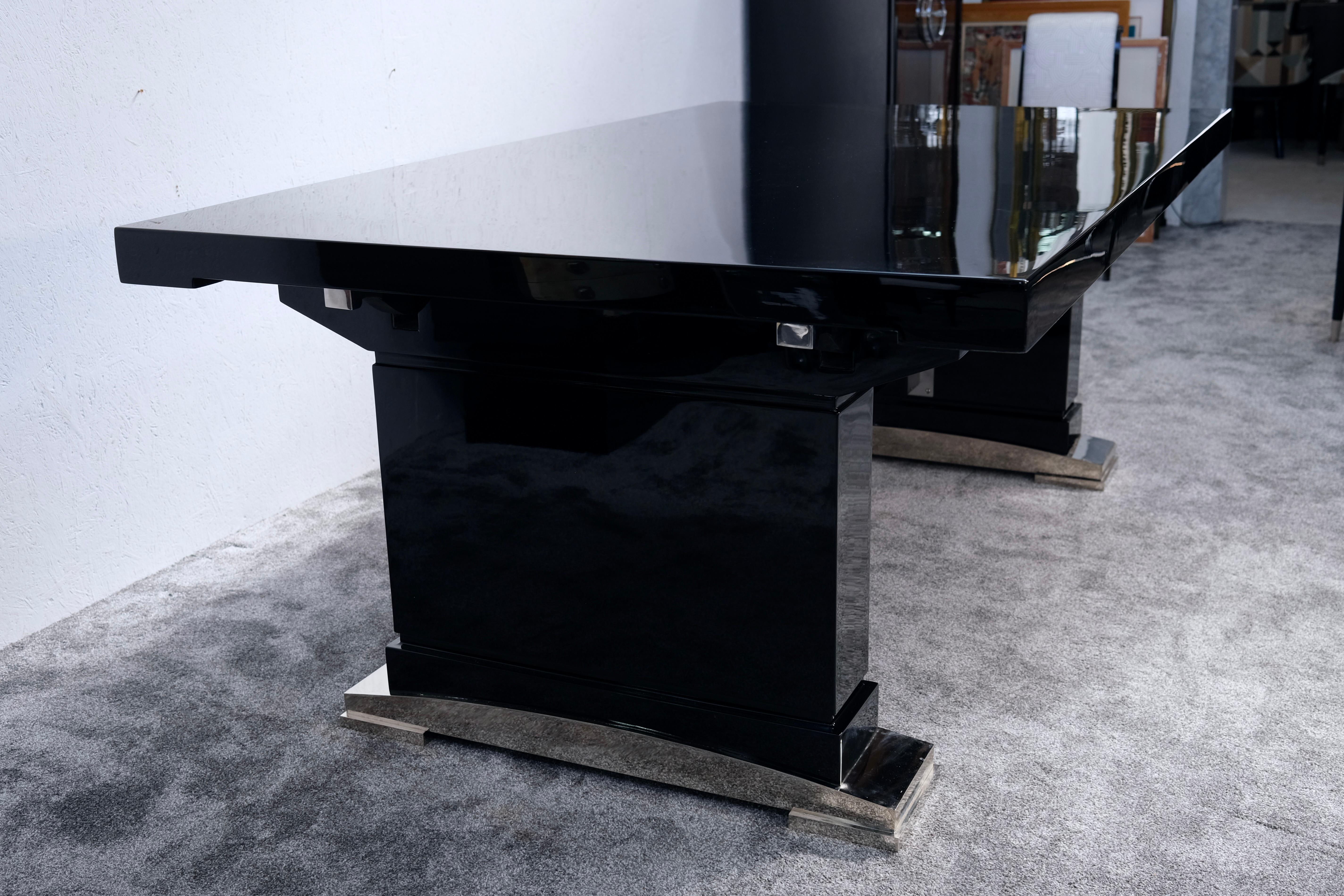 Milieu du XXe siècle Majestic Table de salle à manger Art Déco en noir brillant et chrome, extensible, années 1930 en vente