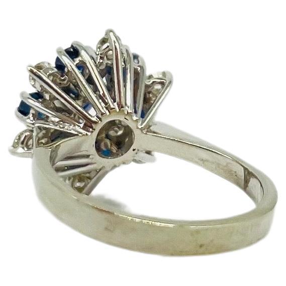 Majestätischer Art-Déco-Ring aus 18 Karat Gold mit Diamanten und Saphiren im Angebot 1