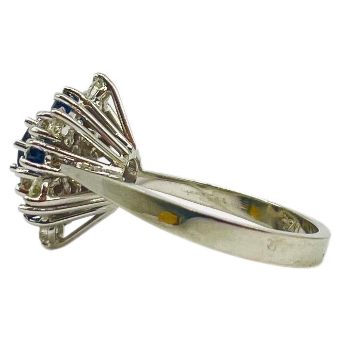 Majestätischer Art-Déco-Ring aus 18 Karat Gold mit Diamanten und Saphiren im Angebot 2
