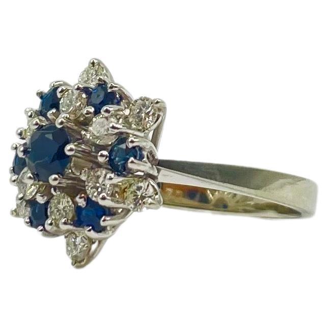 Majestätischer Art-Déco-Ring aus 18 Karat Gold mit Diamanten und Saphiren im Angebot 3