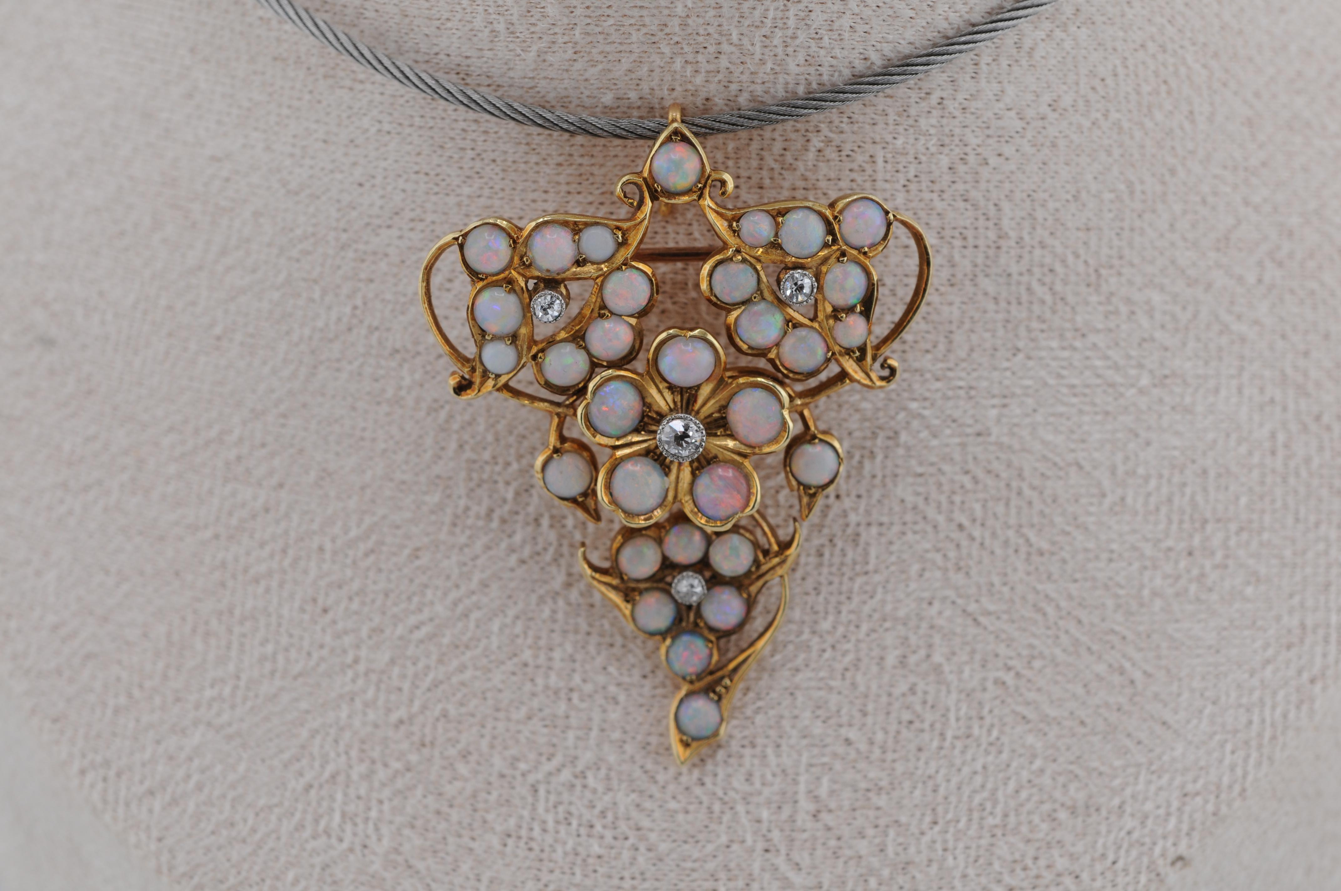 Ein prächtiges und vielseitiges Jugendstilstück aus der Zeit um 1900, gefertigt aus 14 Karat Gelbgold. Diese elegante Brosche kann auch als Anhänger getragen werden. Er besteht aus hochwertigen natürlichen australischen Opalen mit lebhaftem