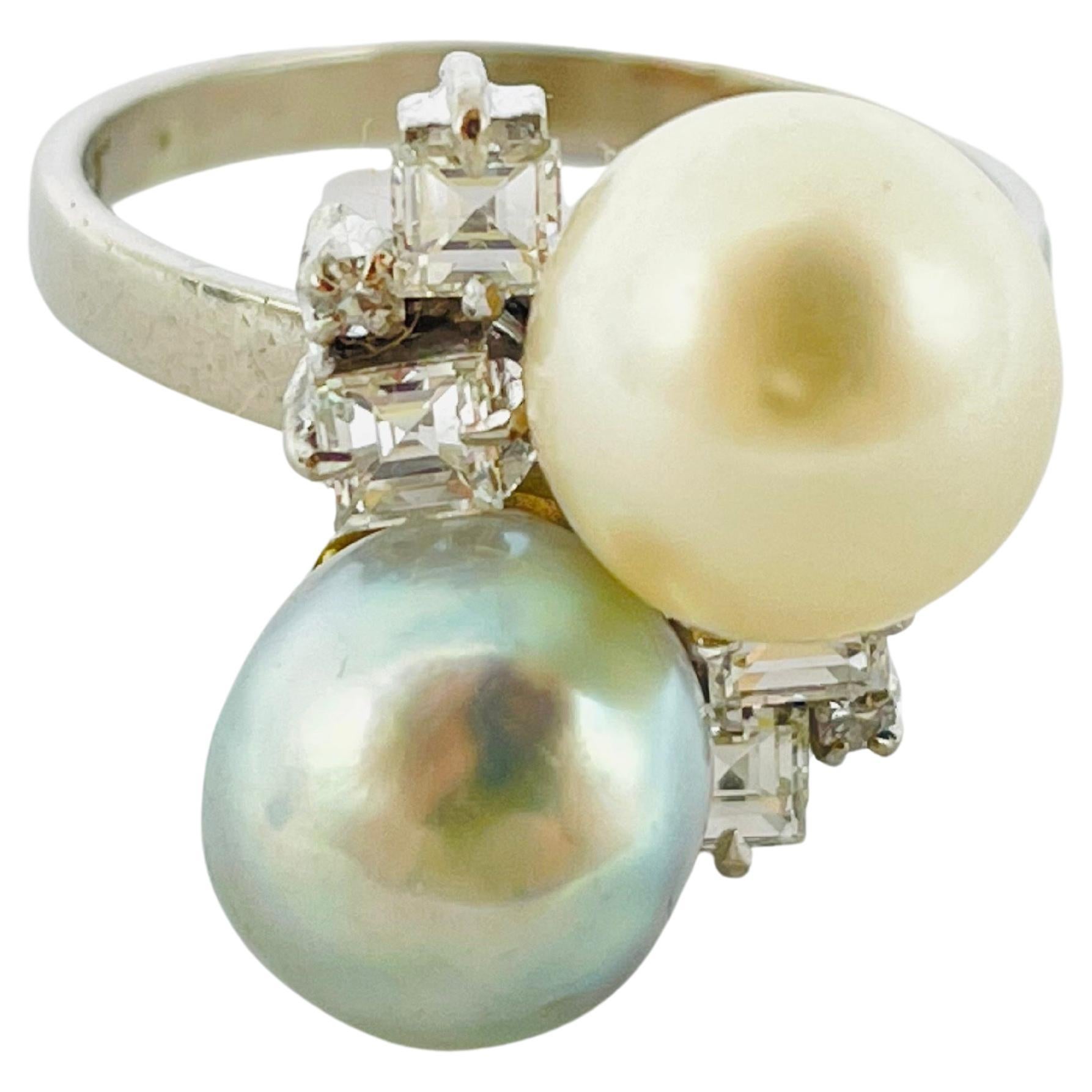 Women's or Men's Majestic Baguette Diamond Perls Ring For Sale