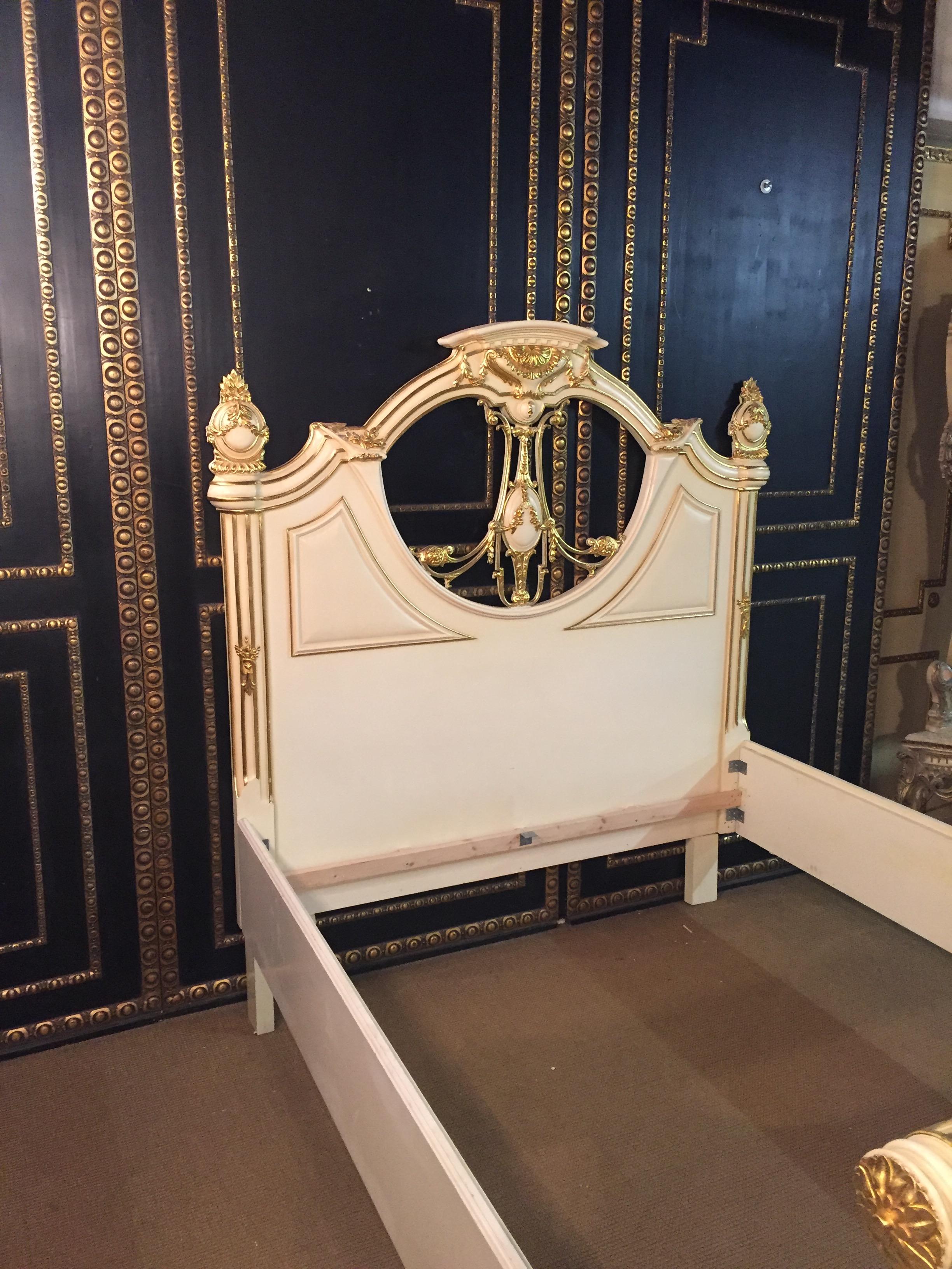 Majestic Baroque Bed in the antique  Style of Louis XVI beech hand carved For Sale 3