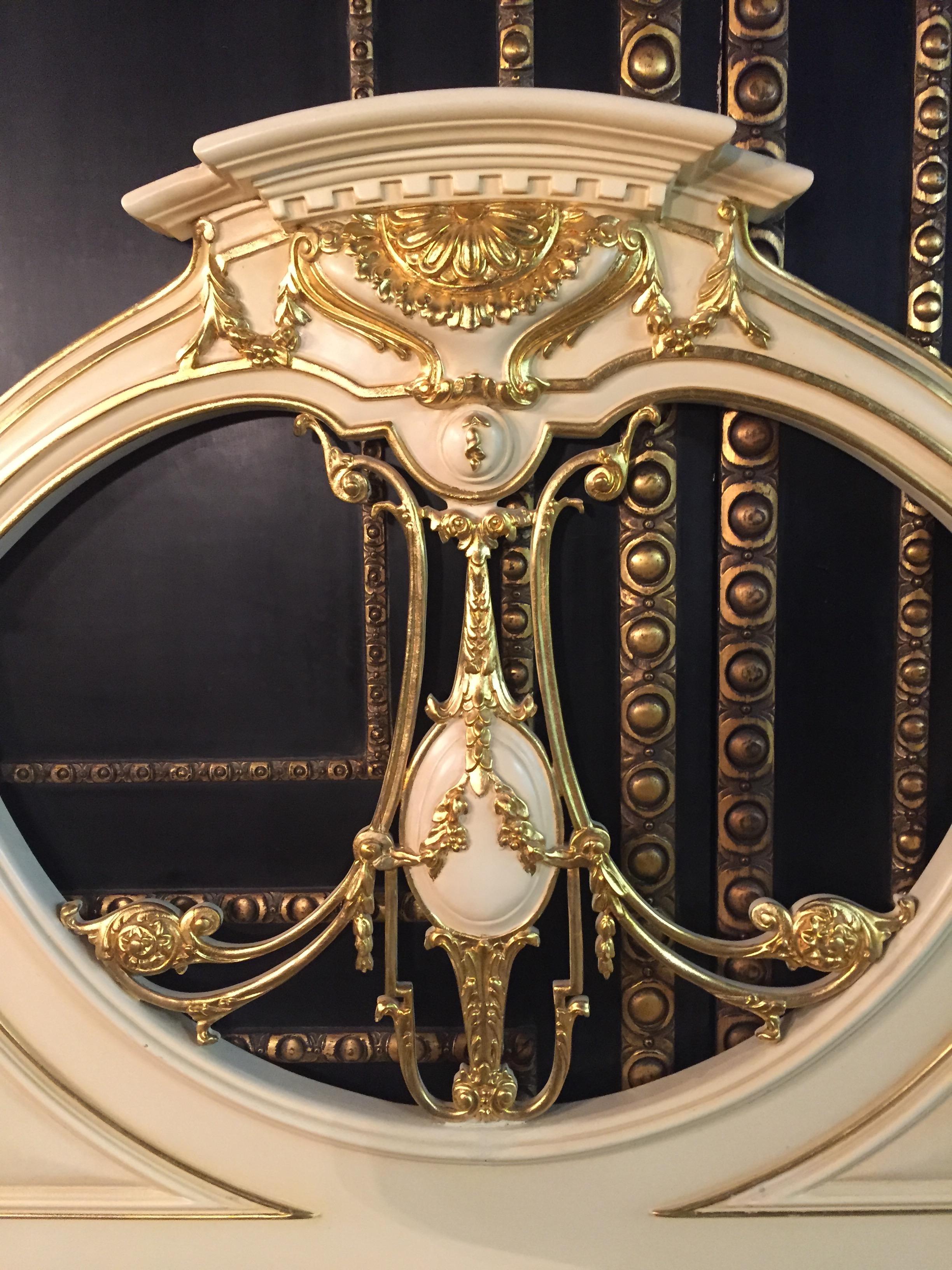 Majestätisches Barockbett im antiken Stil  Stil von Louis XVI Buche handgeschnitzt im Angebot 3