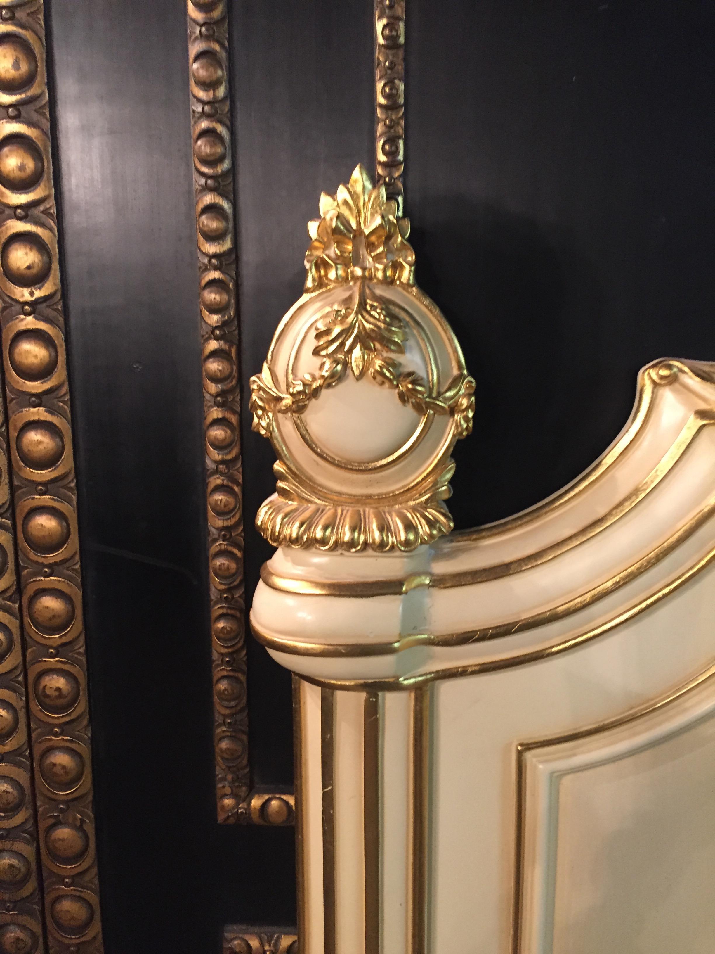 Majestätisches Barockbett im antiken Stil  Stil von Louis XVI Buche handgeschnitzt im Angebot 5