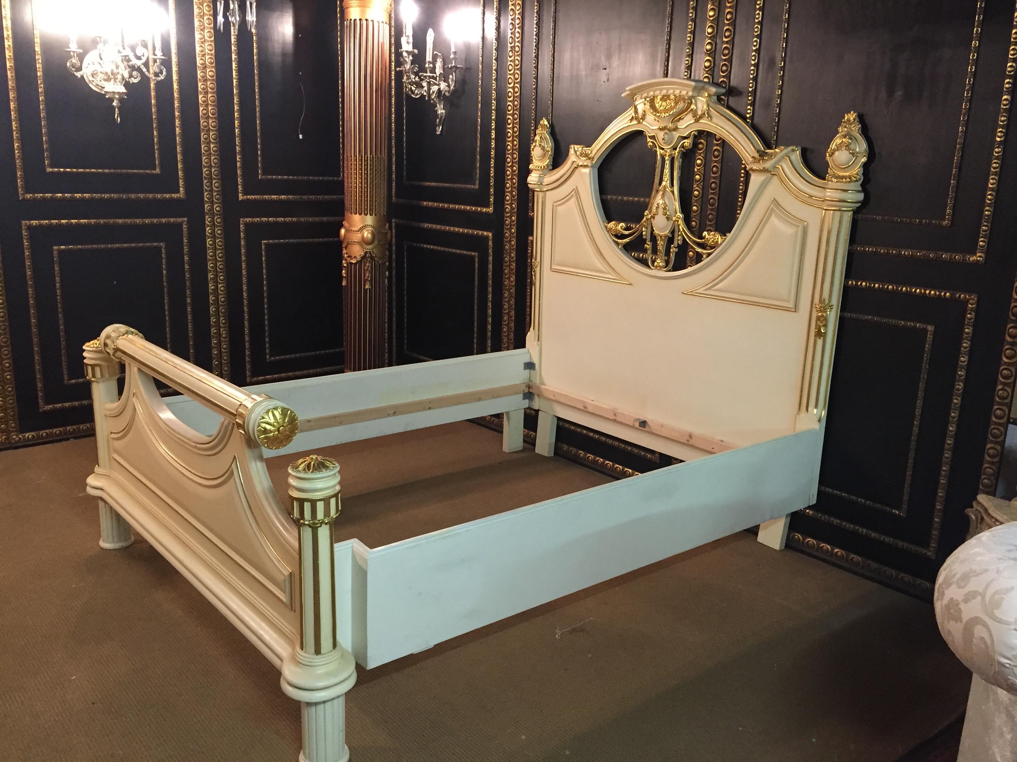 Majestätisches Barockbett im antiken Stil  Stil von Louis XVI Buche handgeschnitzt (Französisch) im Angebot