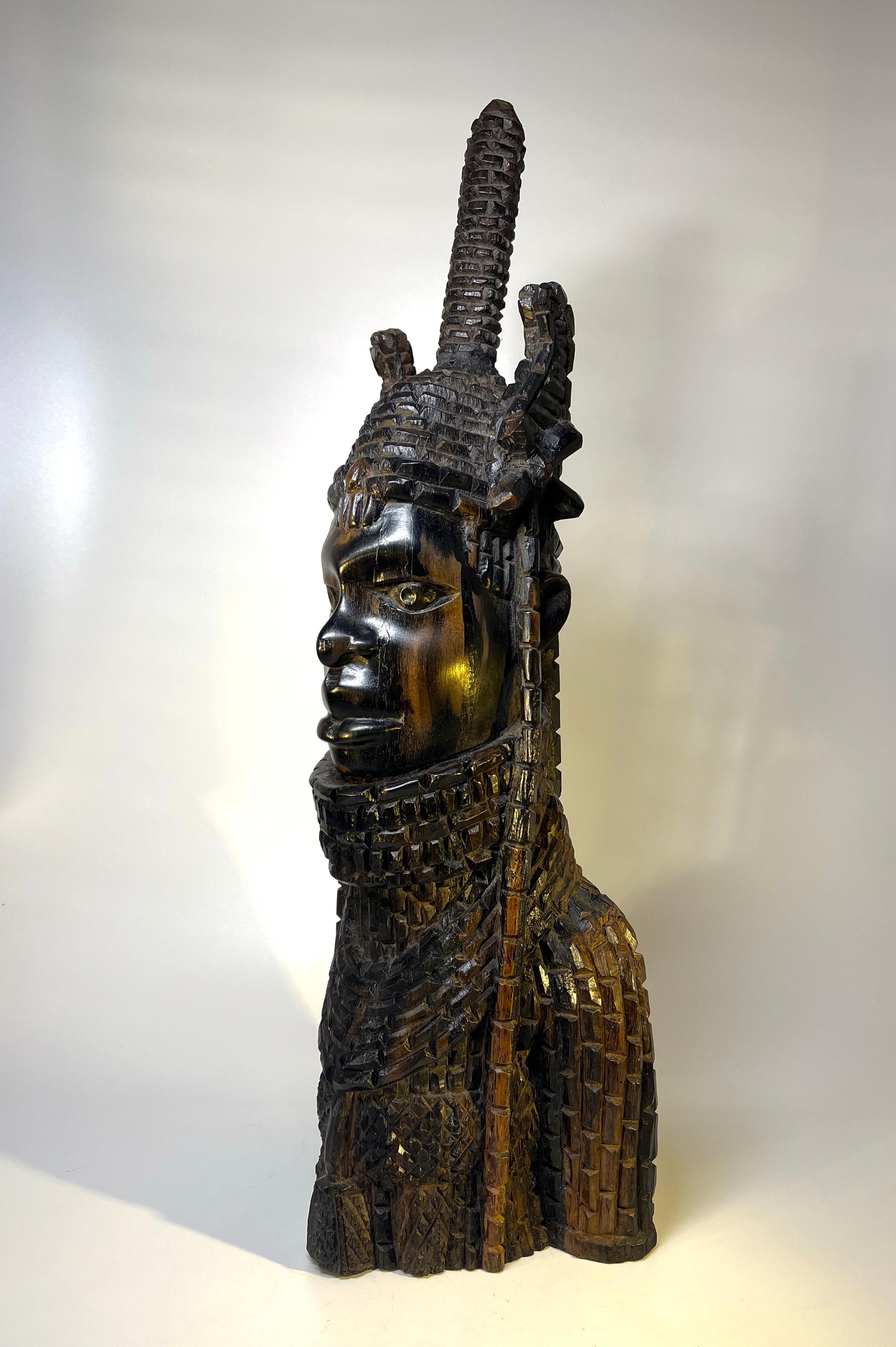 Majestätischer Benin King Oba, fein geschnitzte Ebenholzbüste, Nigeria, Westafrika, ca. 1930er Jahre (Volkskunst) im Angebot