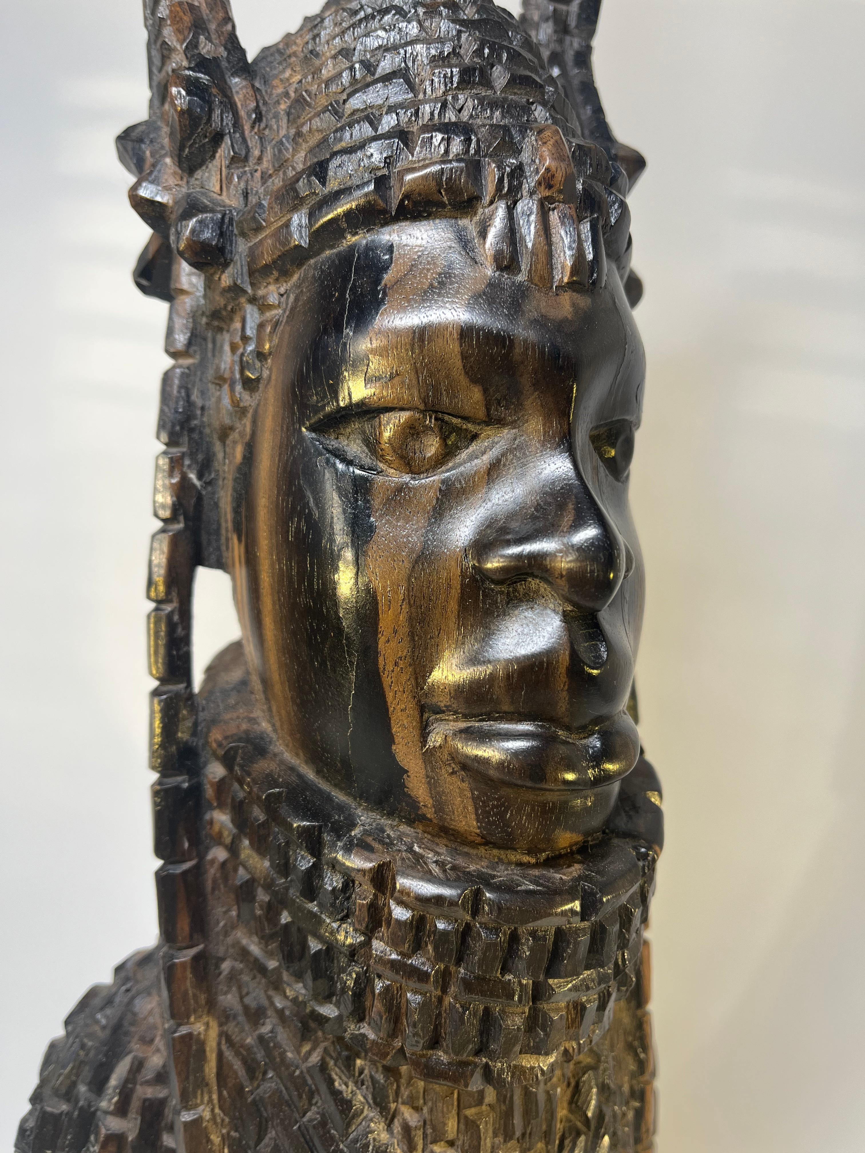 Majestätischer Benin King Oba, fein geschnitzte Ebenholzbüste, Nigeria, Westafrika, ca. 1930er Jahre (Handgeschnitzt) im Angebot