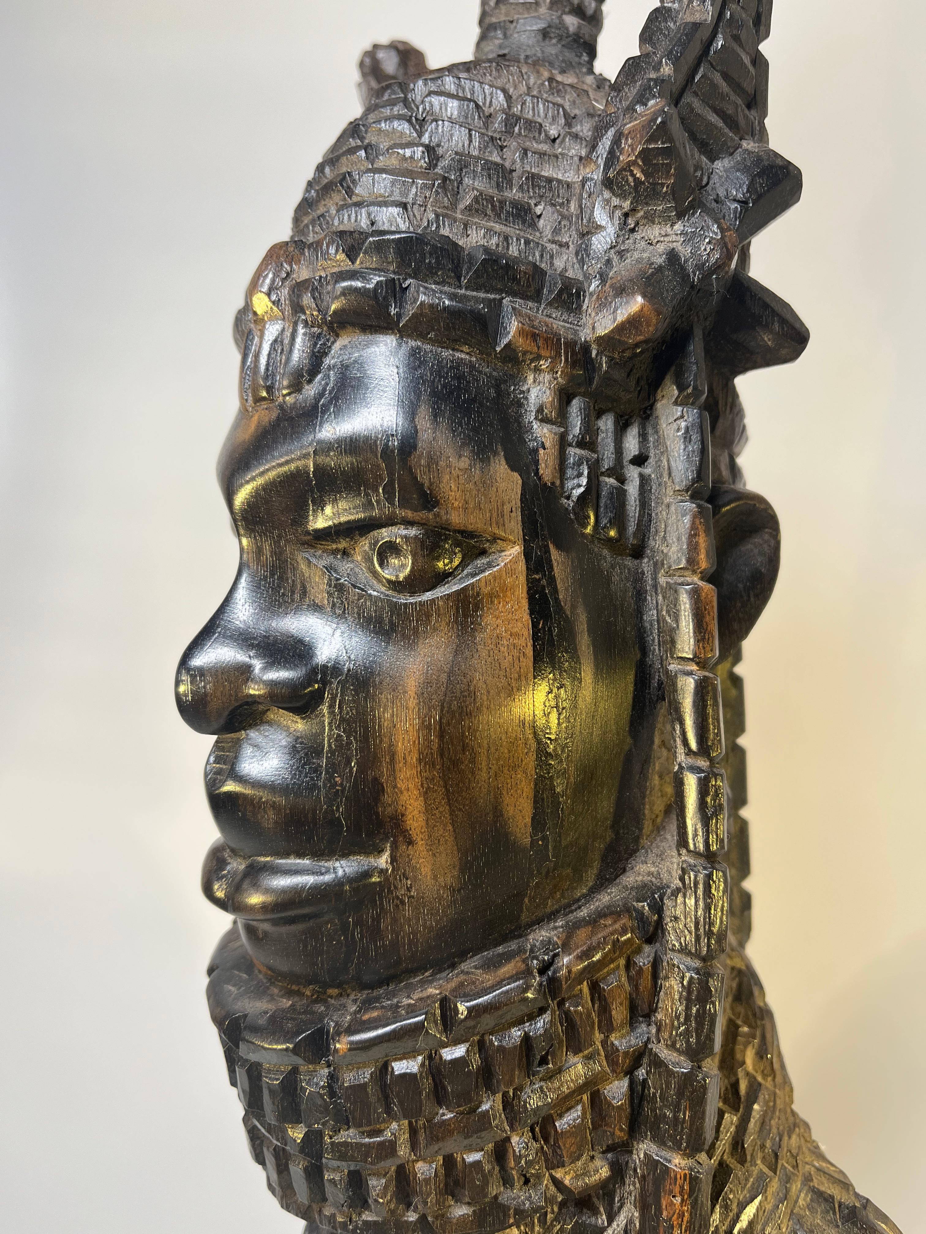 Majestätischer Benin King Oba, fein geschnitzte Ebenholzbüste, Nigeria, Westafrika, ca. 1930er Jahre (Mitte des 20. Jahrhunderts) im Angebot