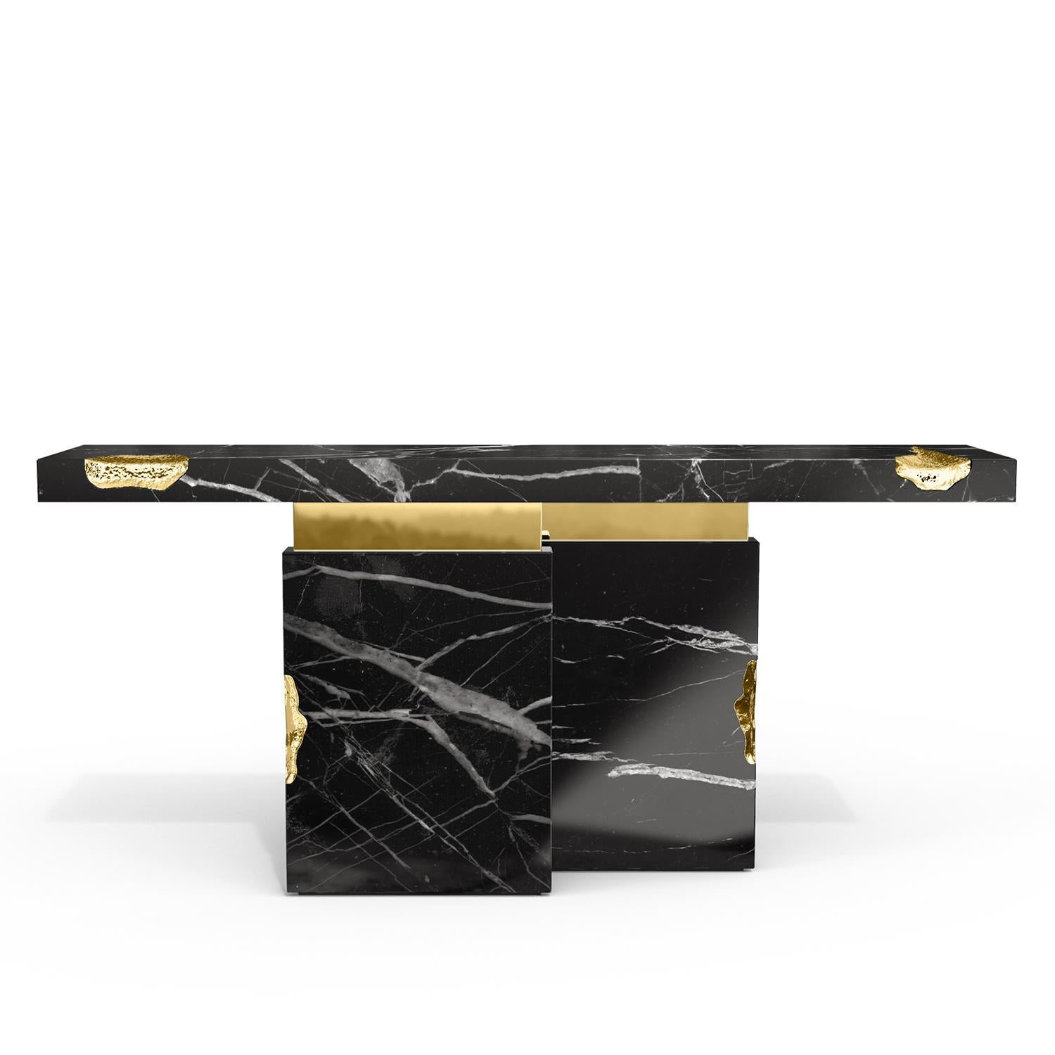 Console table Majestic Black with black marquina
marble, carved and polished. With solid polished brass
and with hammered solid brass.