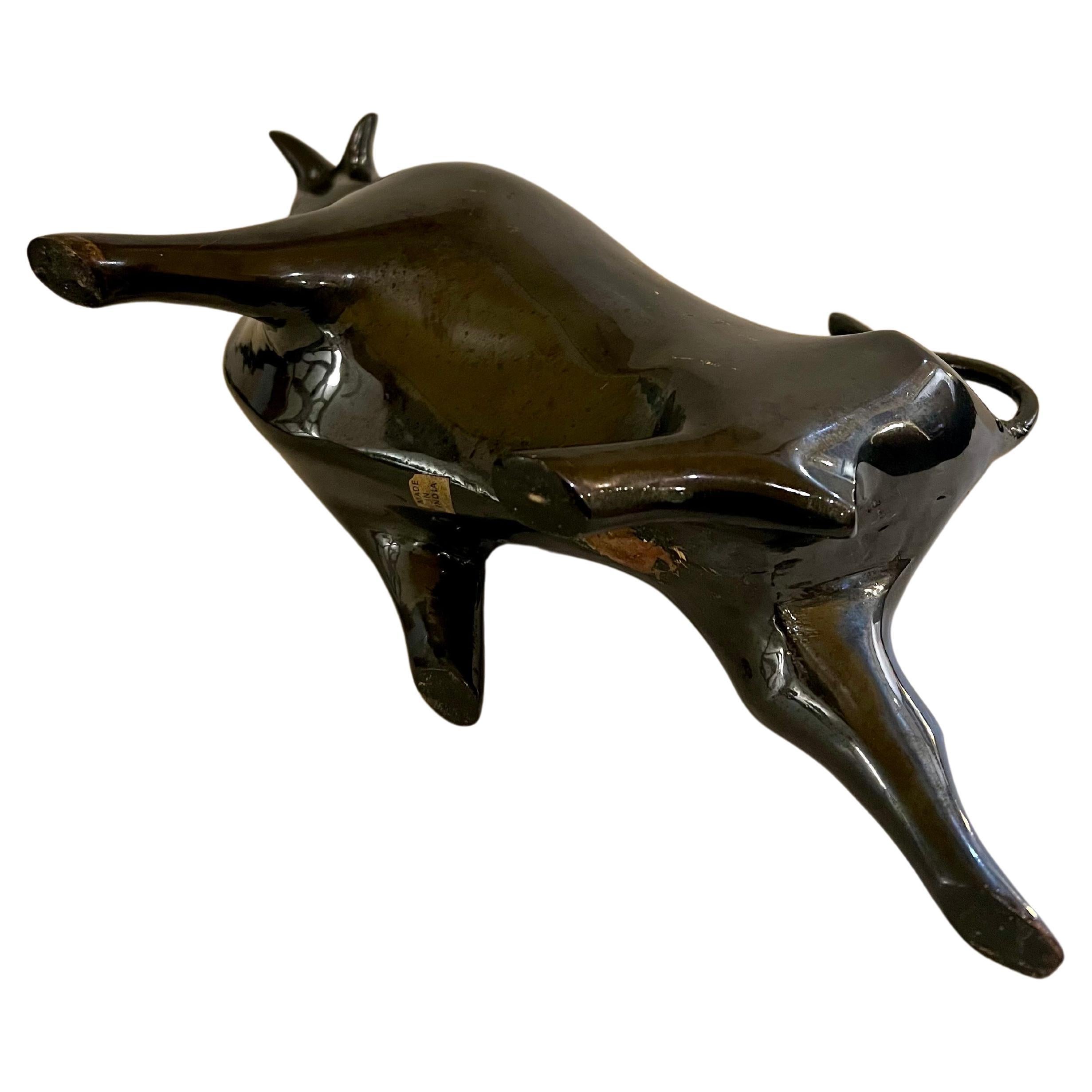Magnifique sculpture de taureau en laiton lourd sur finition graphite émaillée, circa 1970 élégante et unique.