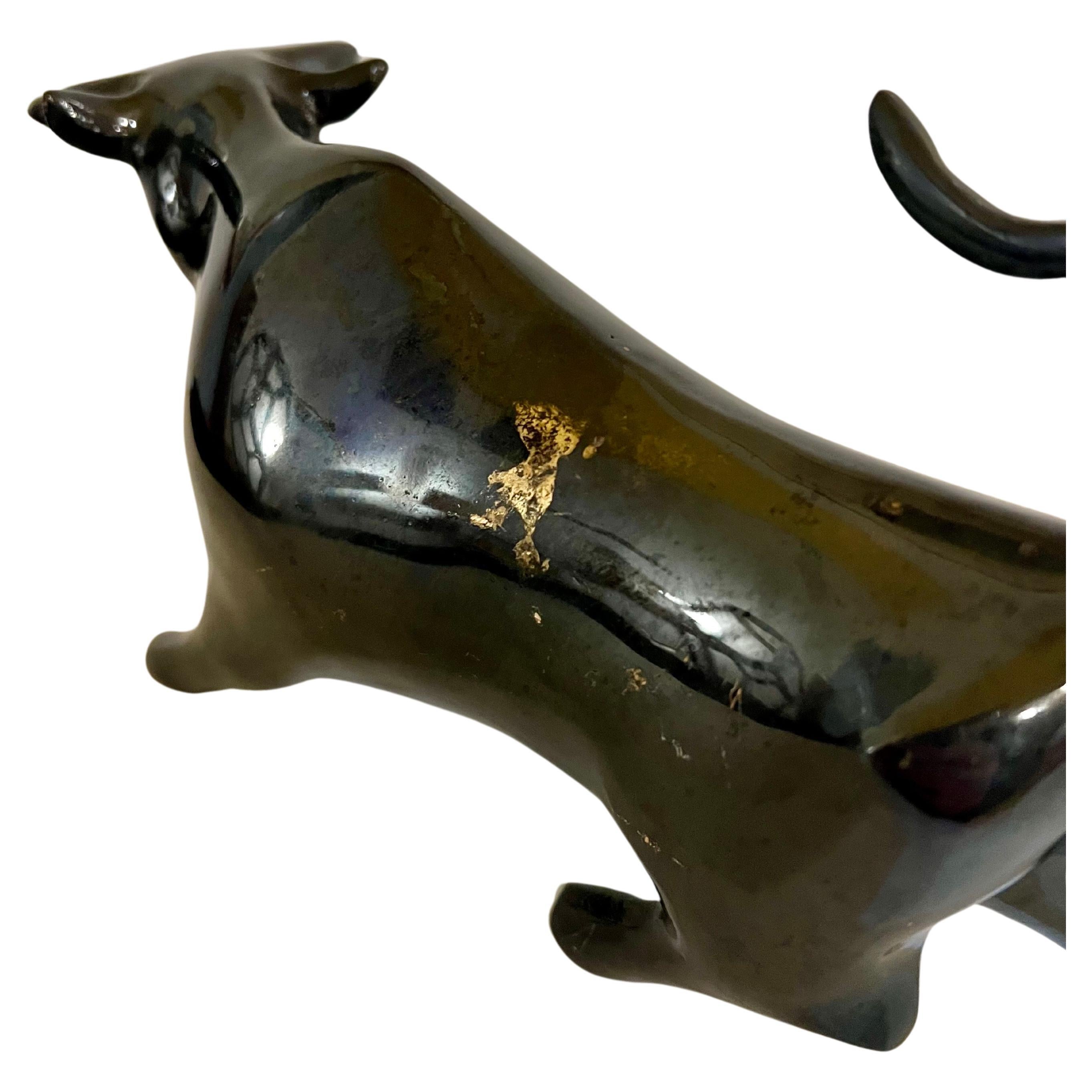 Mid-Century Modern Majestueuse sculpture de taureau en laiton et finition émaillée en vente
