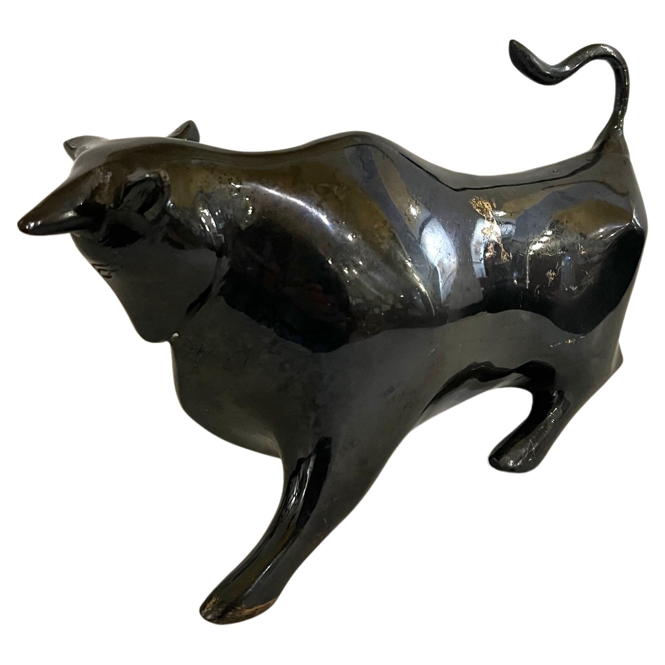 20ième siècle Majestueuse sculpture de taureau en laiton et finition émaillée en vente