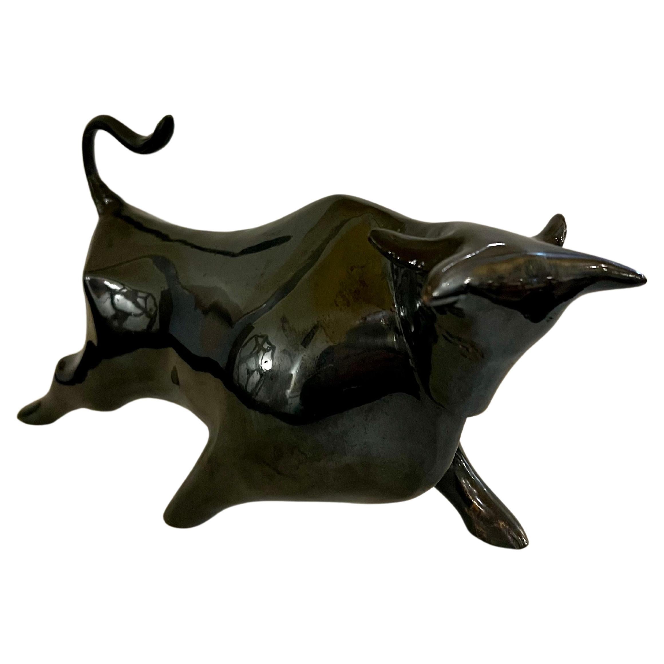 Majestueuse sculpture de taureau en laiton et finition émaillée en vente