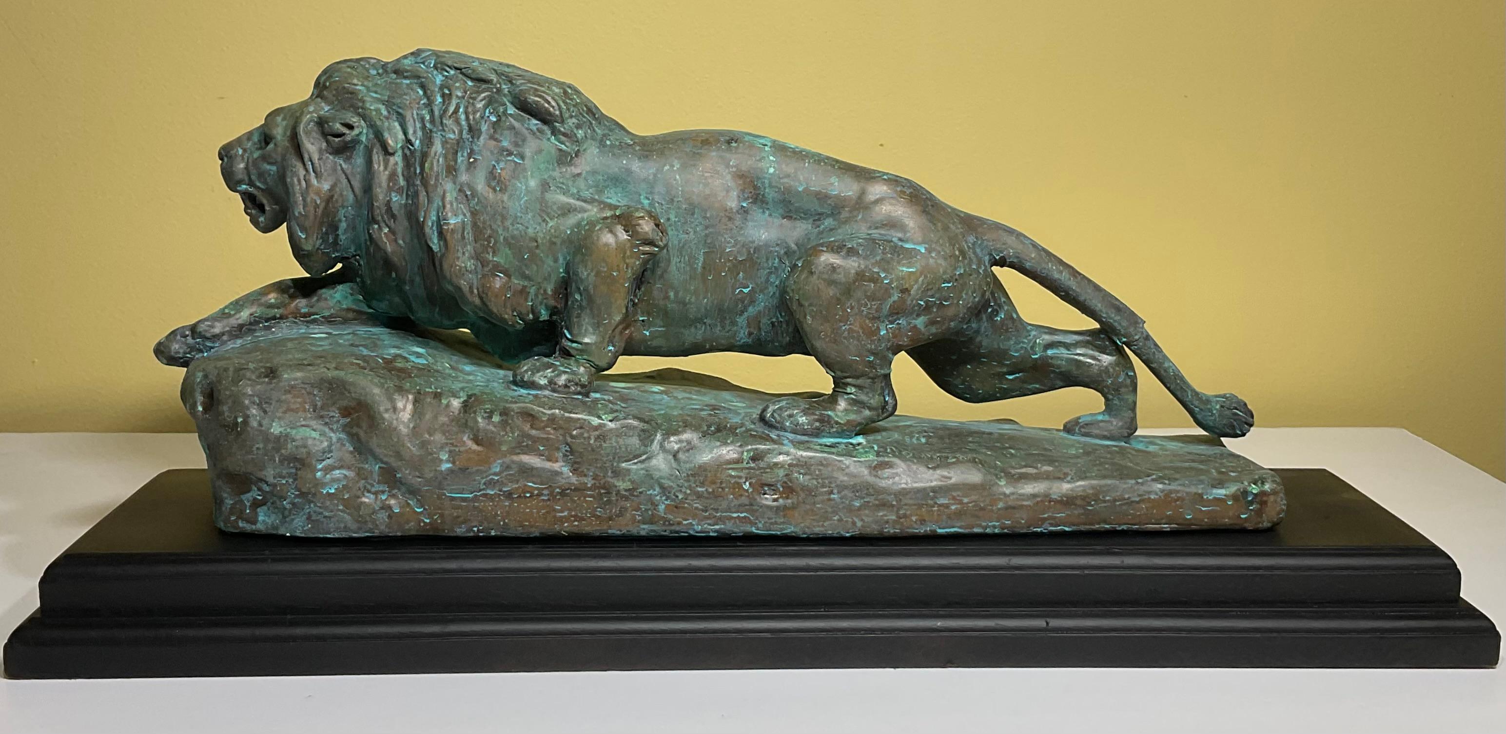 Majestic scultura di leone in rame e composito: una dichiarazione di potenza e abilità artistica in vendita 3