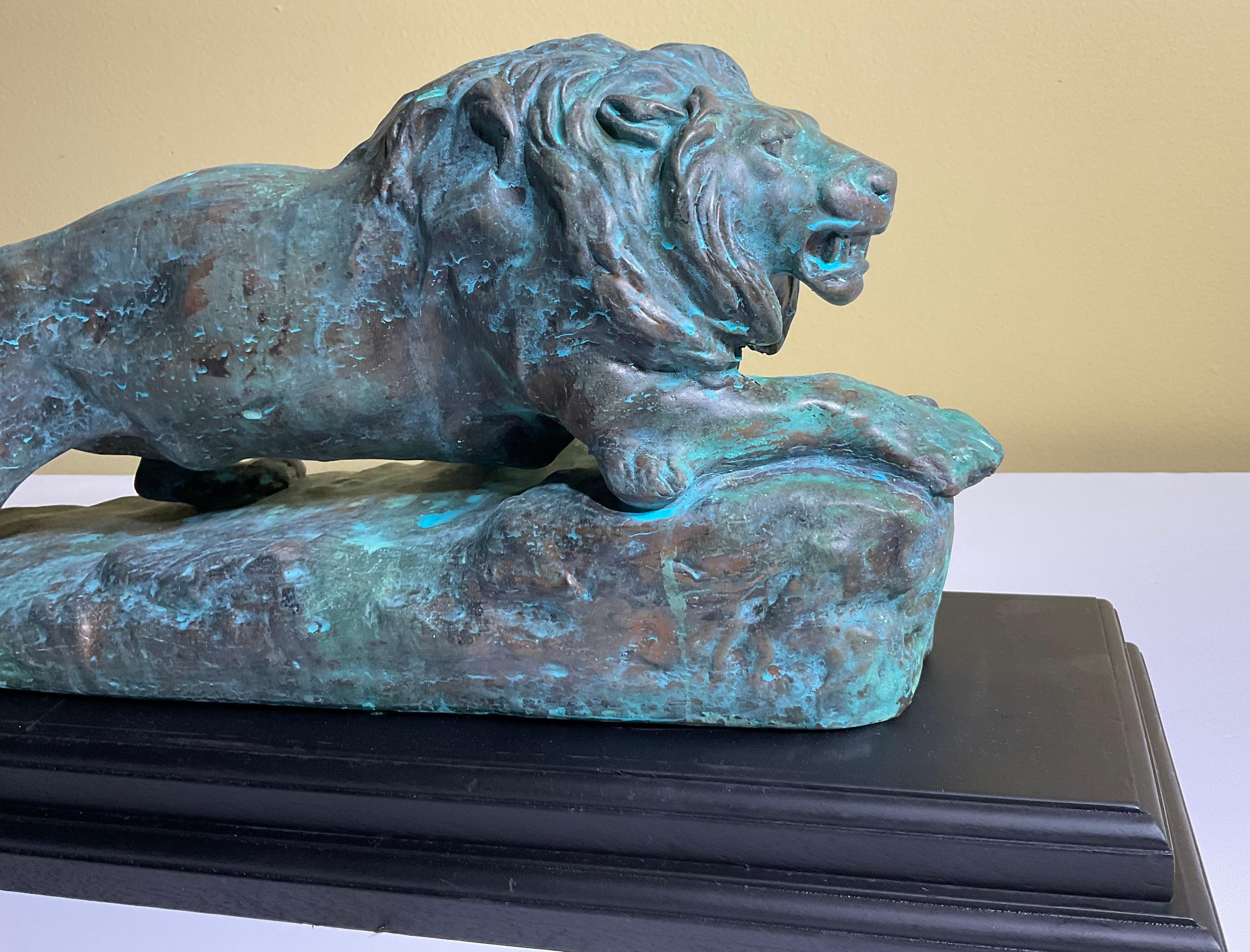Americano Majestic scultura di leone in rame e composito: una dichiarazione di potenza e abilità artistica in vendita