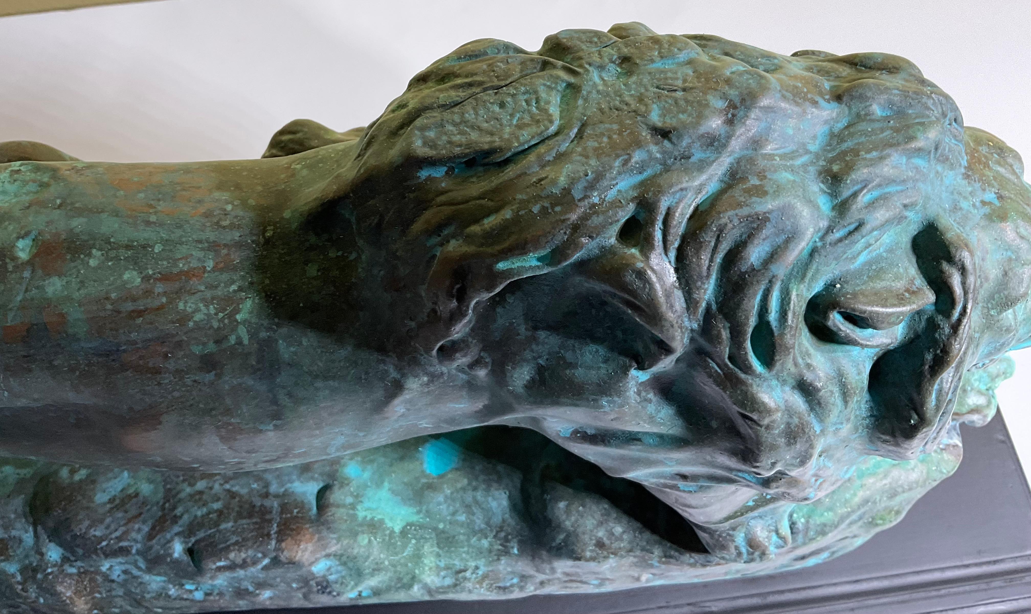 Fatto a mano Majestic scultura di leone in rame e composito: una dichiarazione di potenza e abilità artistica in vendita