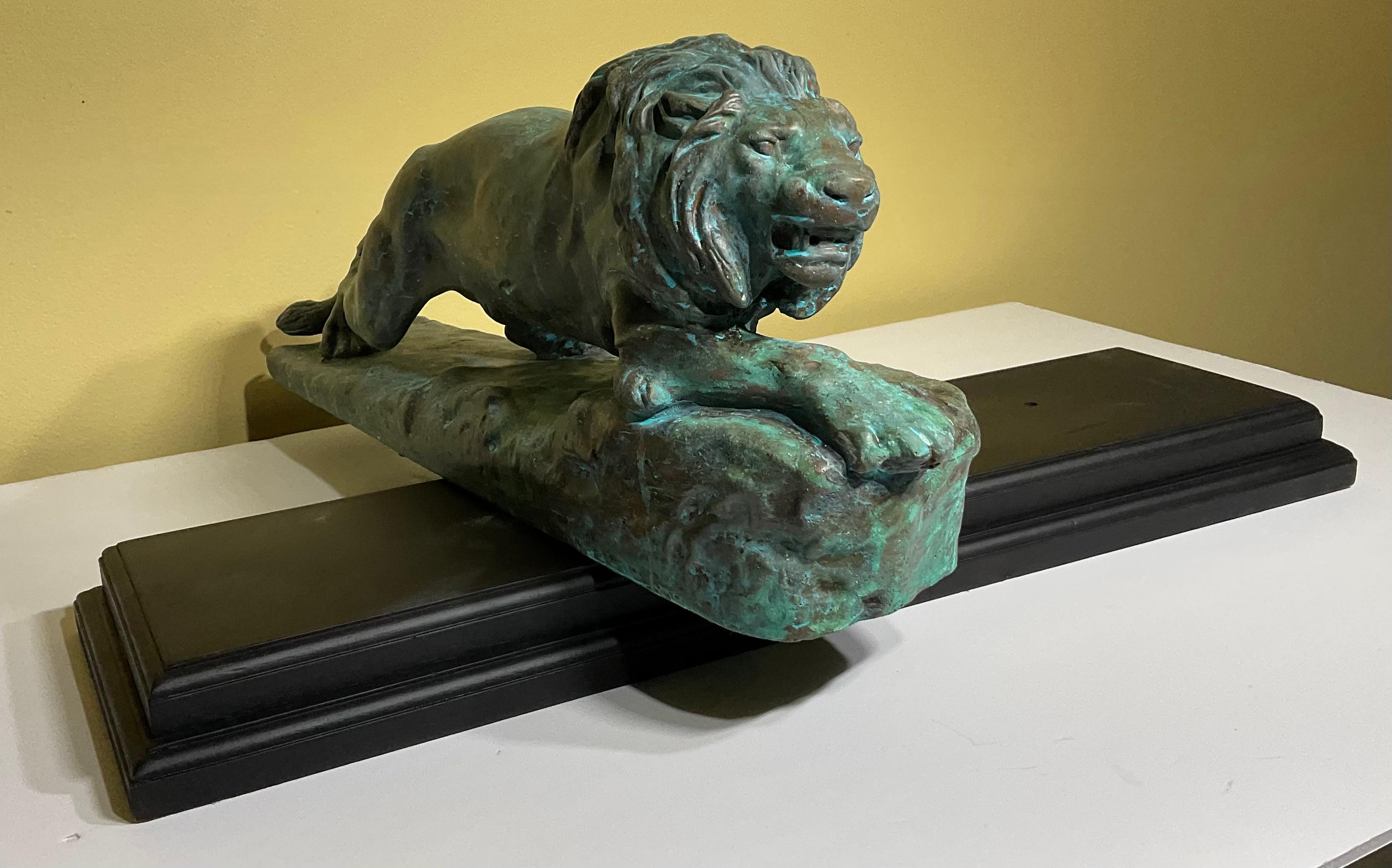 XX secolo Majestic scultura di leone in rame e composito: una dichiarazione di potenza e abilità artistica in vendita