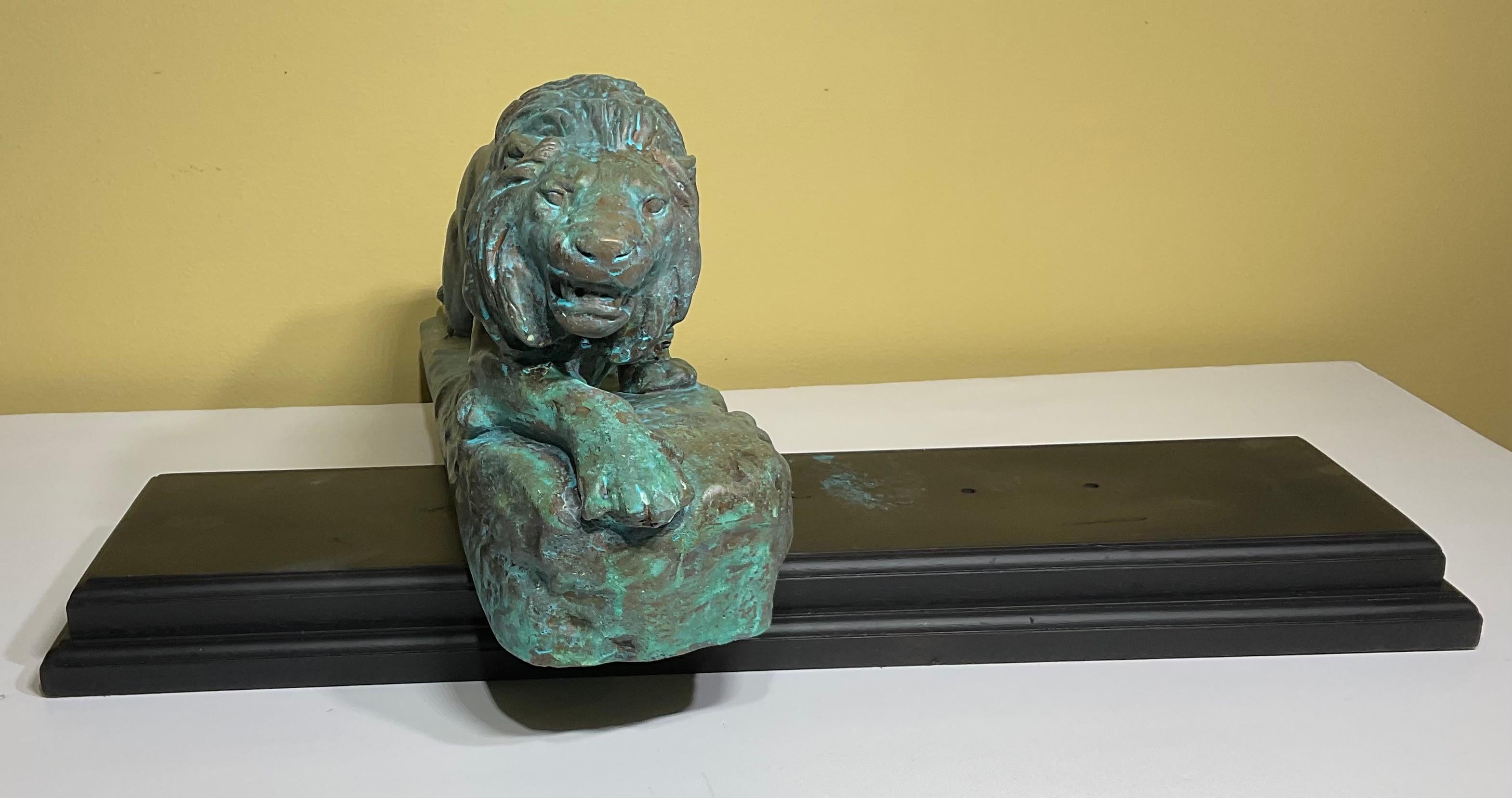 Rame Majestic scultura di leone in rame e composito: una dichiarazione di potenza e abilità artistica in vendita