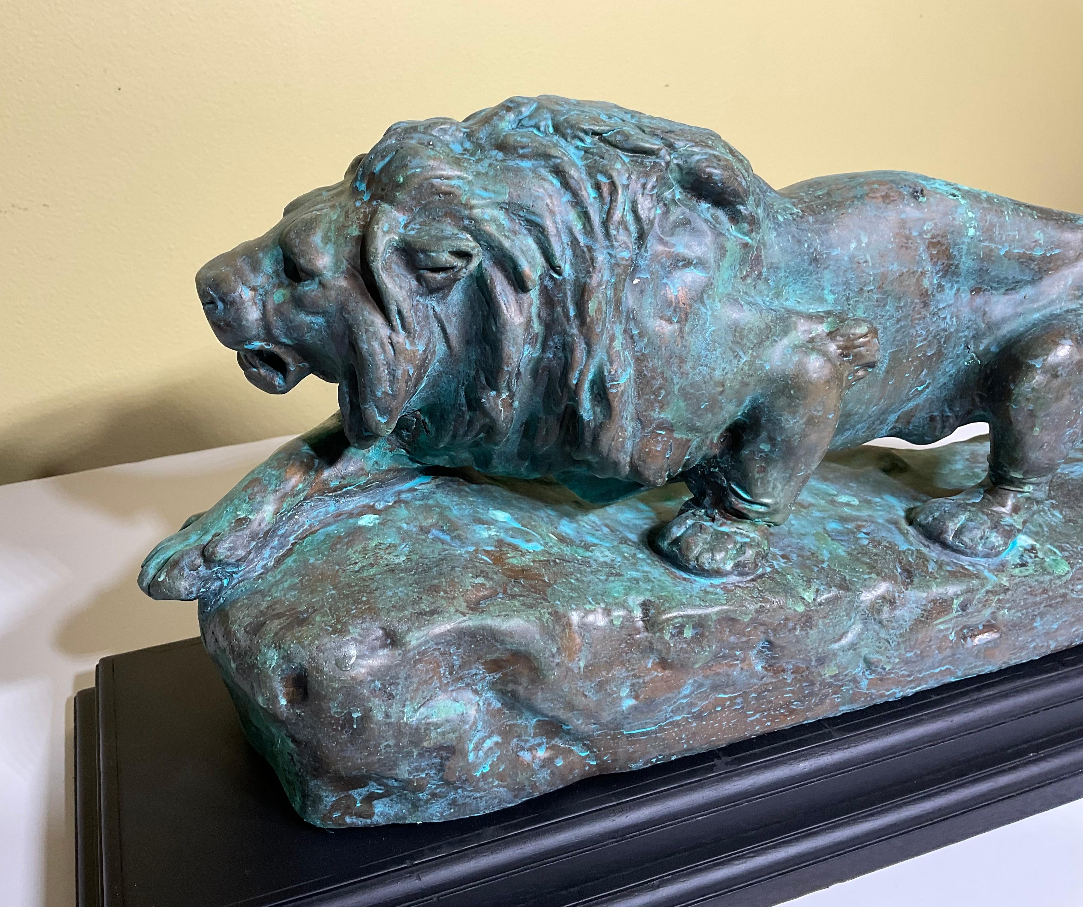 Majestic scultura di leone in rame e composito: una dichiarazione di potenza e abilità artistica in vendita 2
