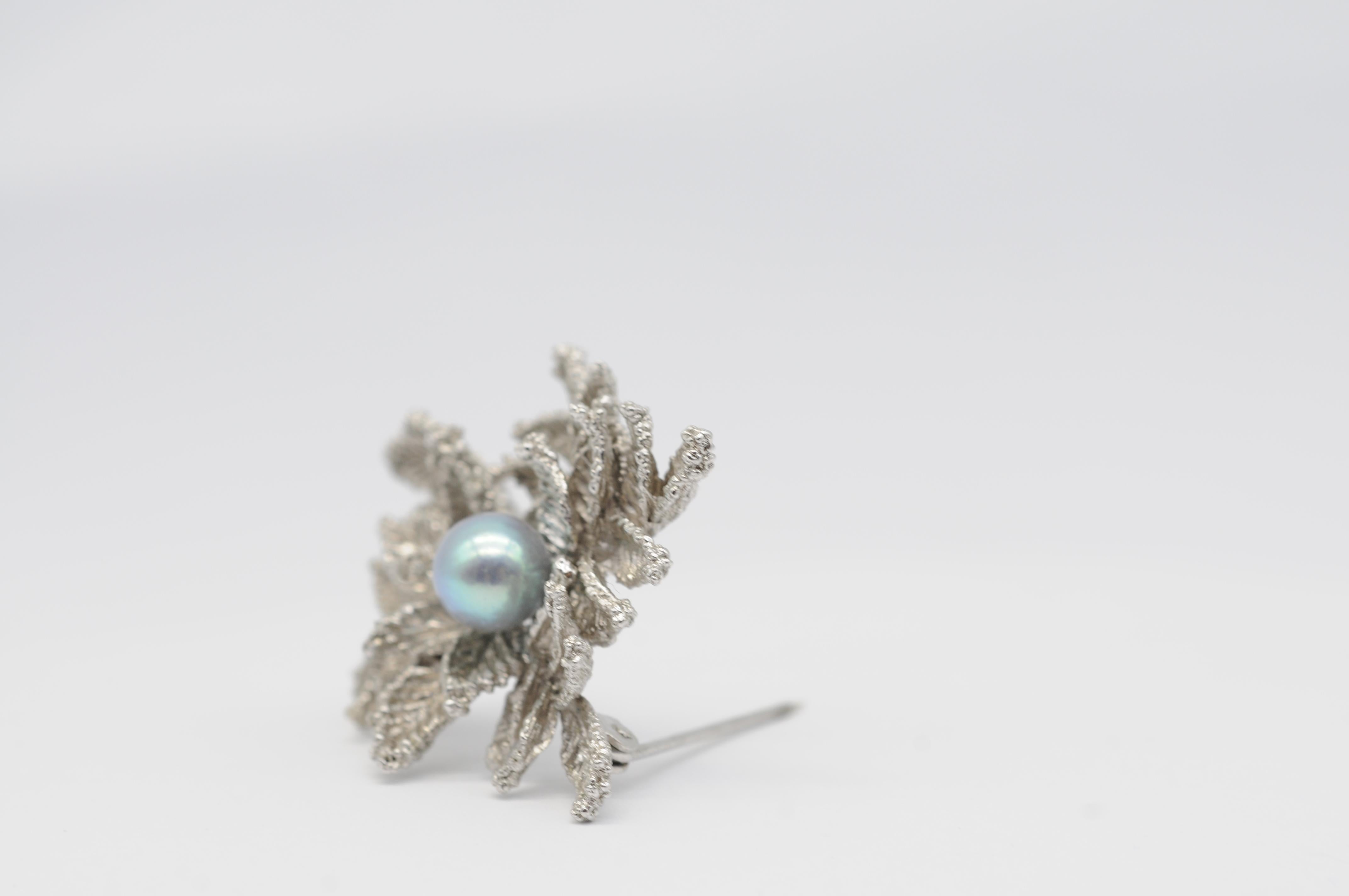 majestic brooch with a Tahitian pearl and leaves look in white gold For Sale 4