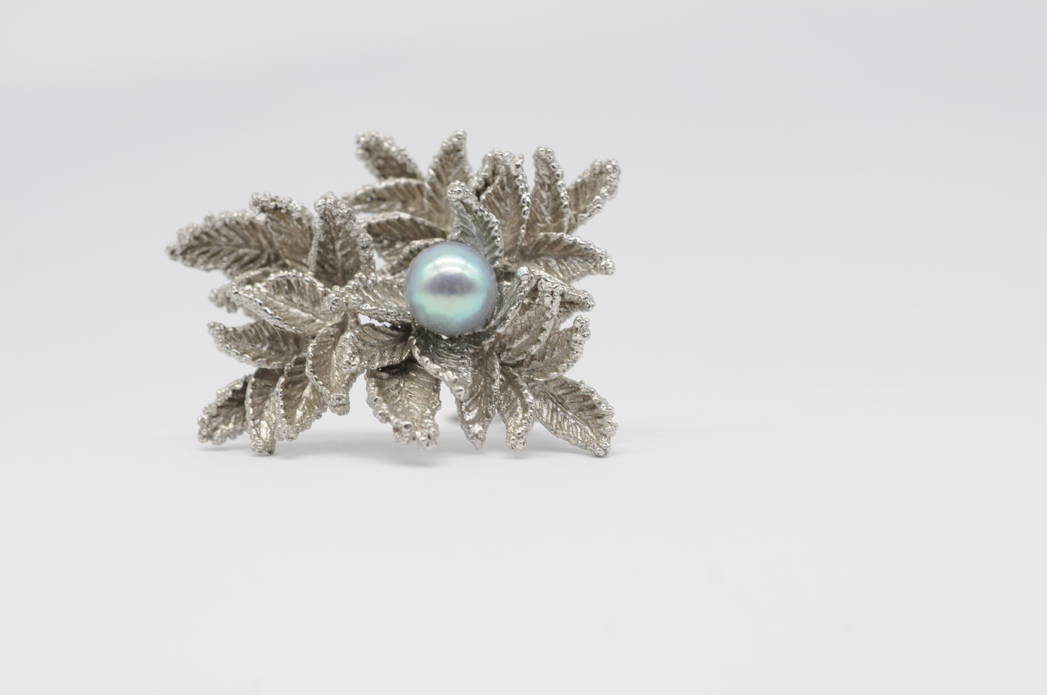 Aesthetic Movement majestic brooch with a Tahitian pearl and leaves look in white gold For Sale