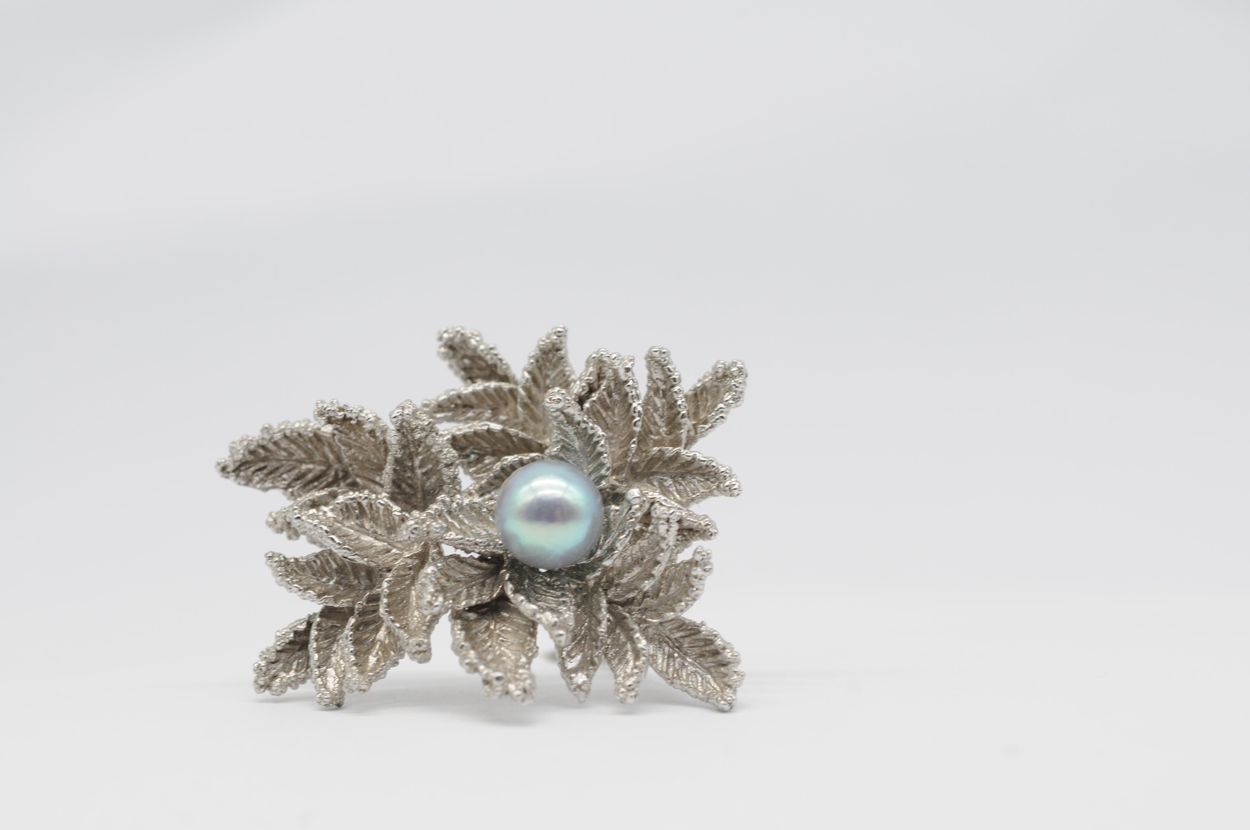 Ball Cut majestic brooch with a Tahitian pearl and leaves look in white gold For Sale