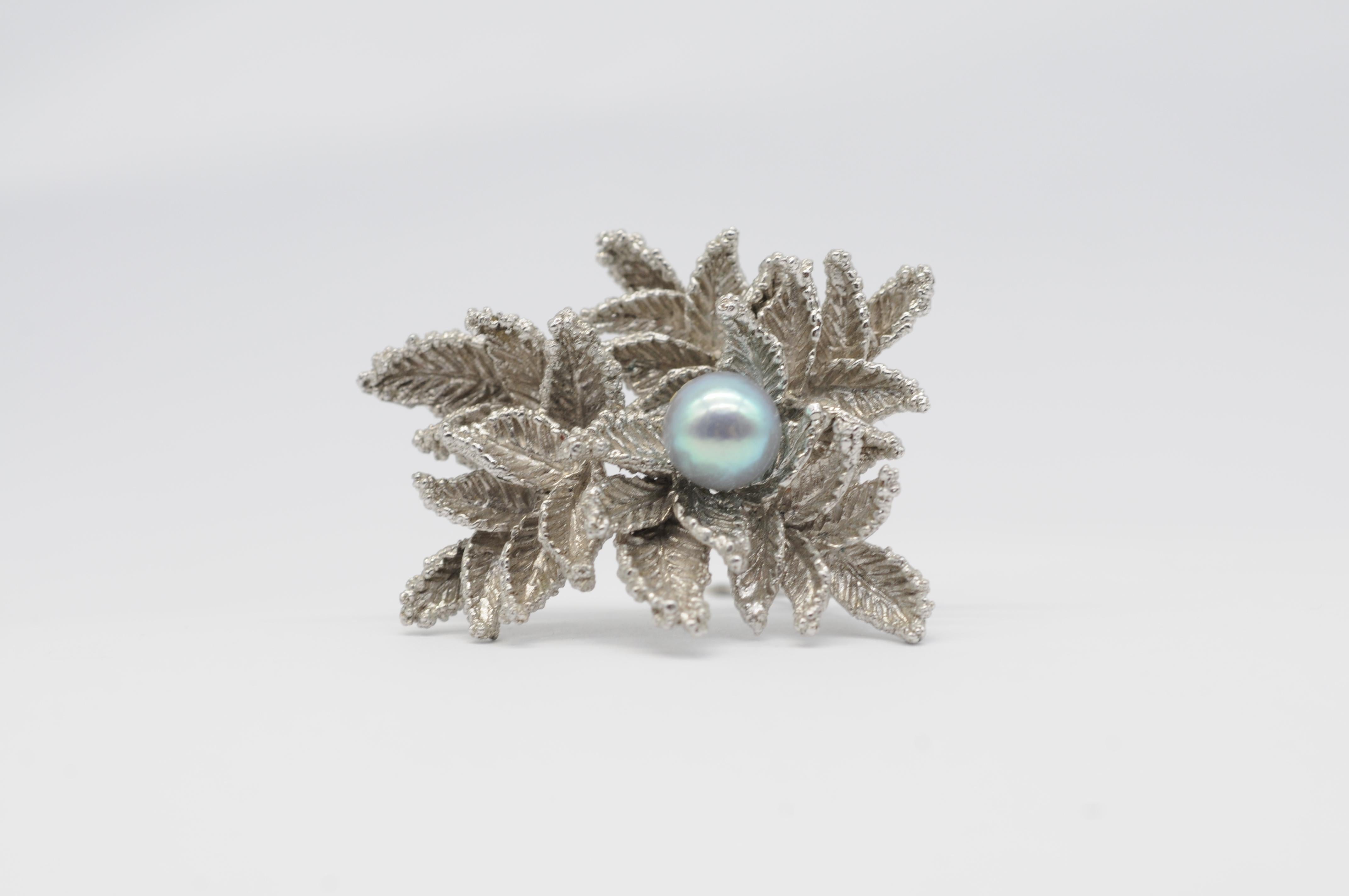 majestic brooch with a Tahitian pearl and leaves look in white gold In Good Condition For Sale In Berlin, BE