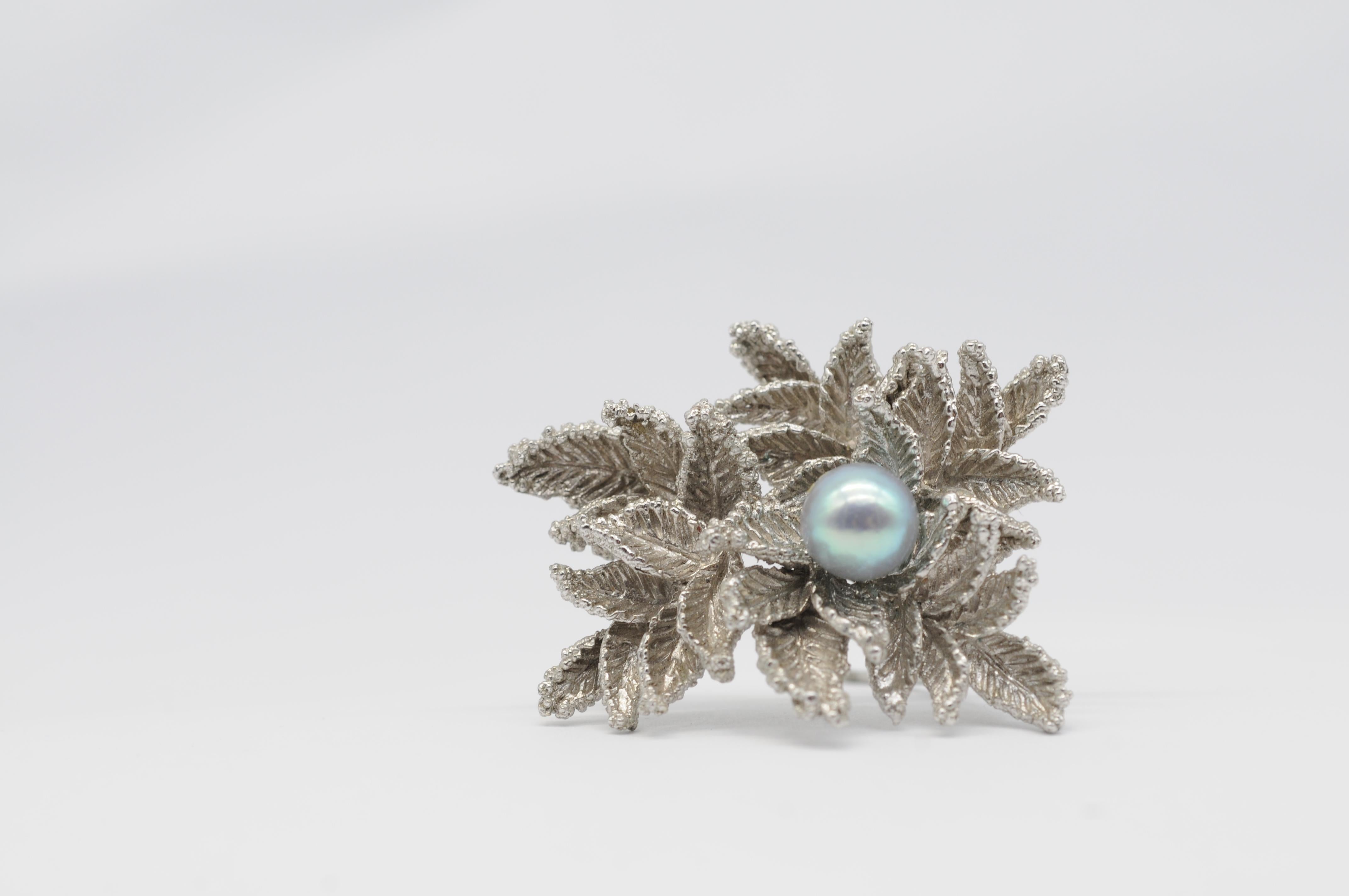 Women's or Men's majestic brooch with a Tahitian pearl and leaves look in white gold For Sale