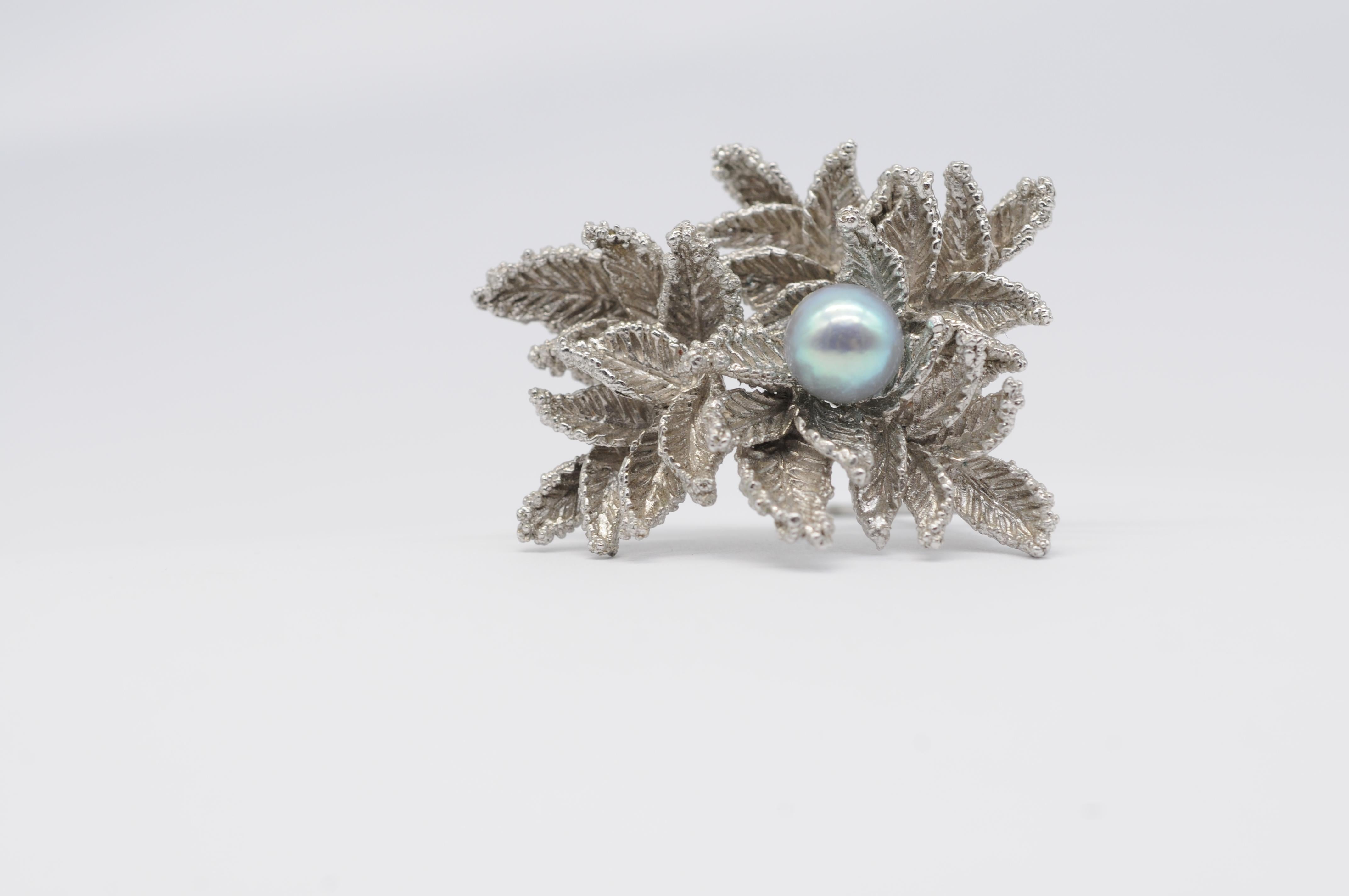 majestic brooch with a Tahitian pearl and leaves look in white gold For Sale 1