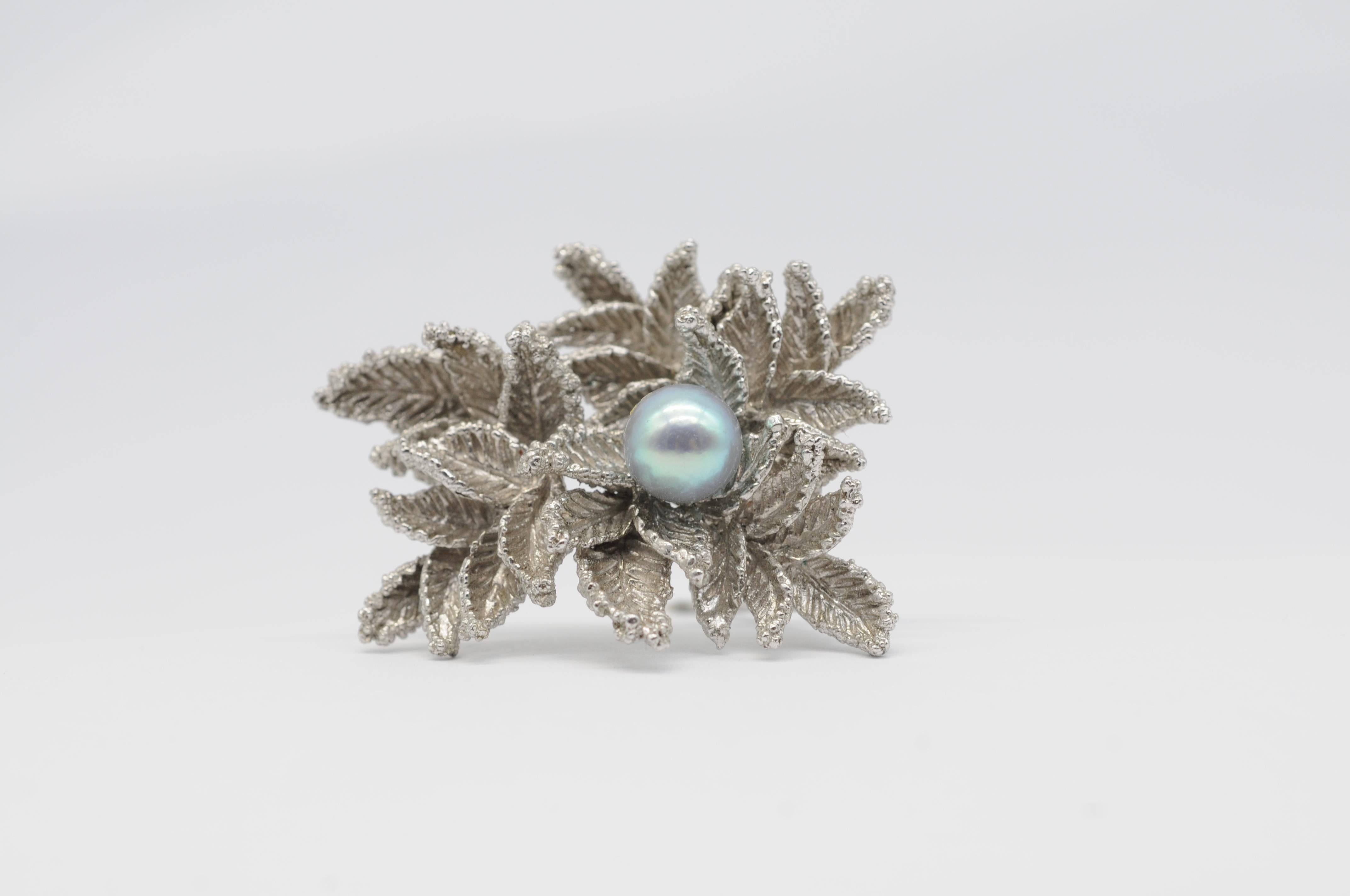 majestic brooch with a Tahitian pearl and leaves look in white gold For Sale 2