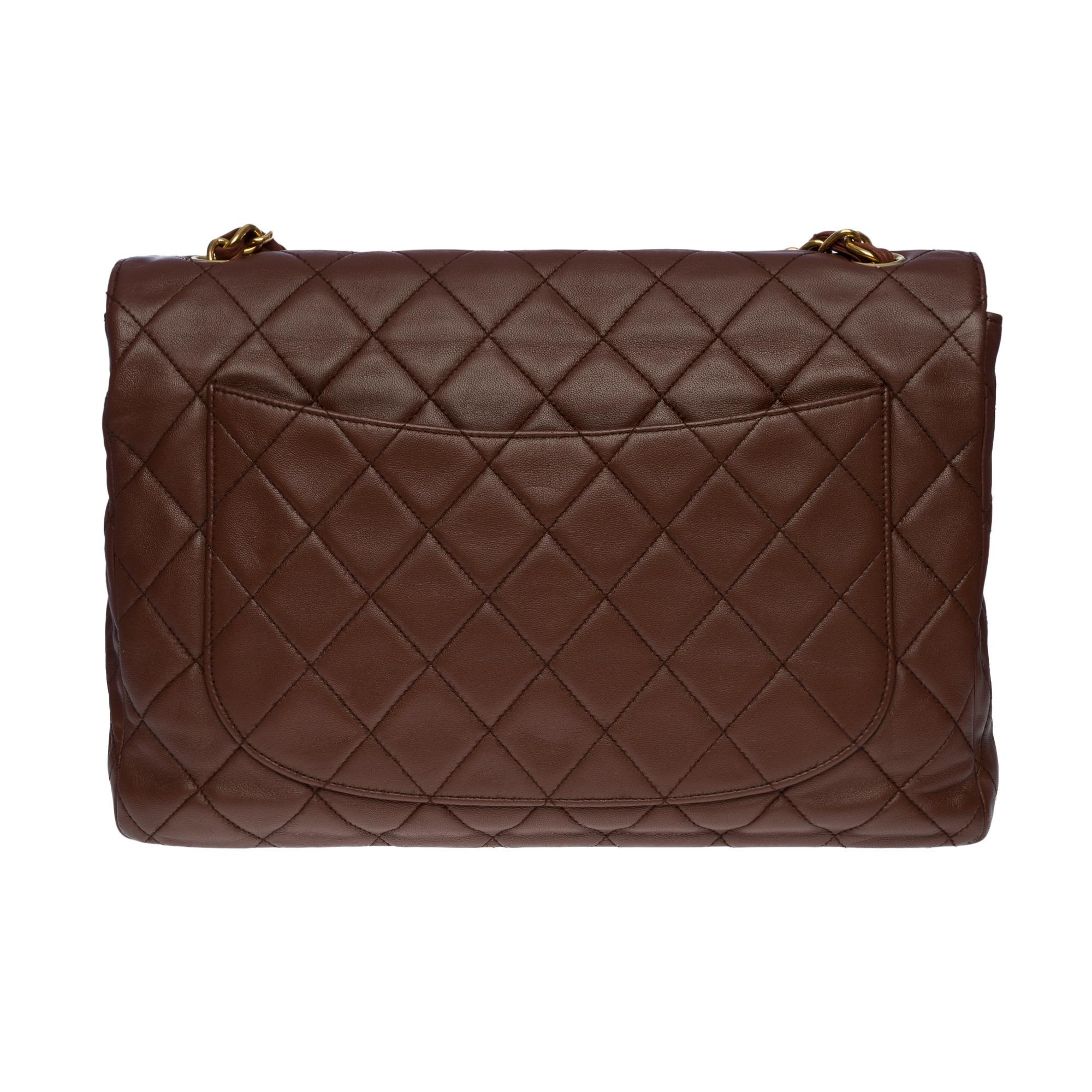 Majestic Chanel Timeless/Classic jumbo flap bag in brown quilted leather, gold metal hardware, a gold metal chain handle interlaced with brown leather for shoulder and shoulder strap
Patch pocket on the back of the bag
Flap closure, gold-plated CC