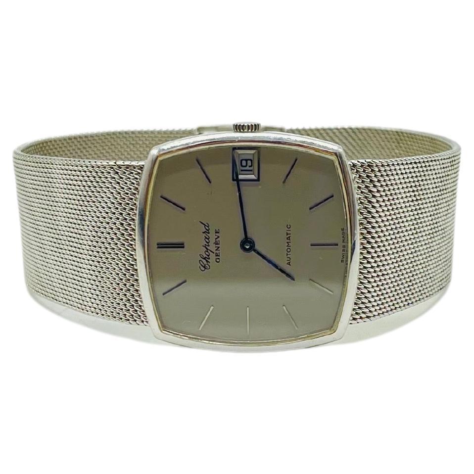 Admirez la beauté majestueuse de la montre-bracelet Chopard Genève avec son exquis bracelet Milanaise en or blanc 18 carats. Cette superbe pièce d'horlogerie respire le charme et l'élégance, ce qui en fait une véritable pièce d'apparat qui captive